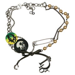 CHRISTIAN DIOR by JOHN GALLIANO Collar con dije de calavera vintage con imperdible y logotipo
