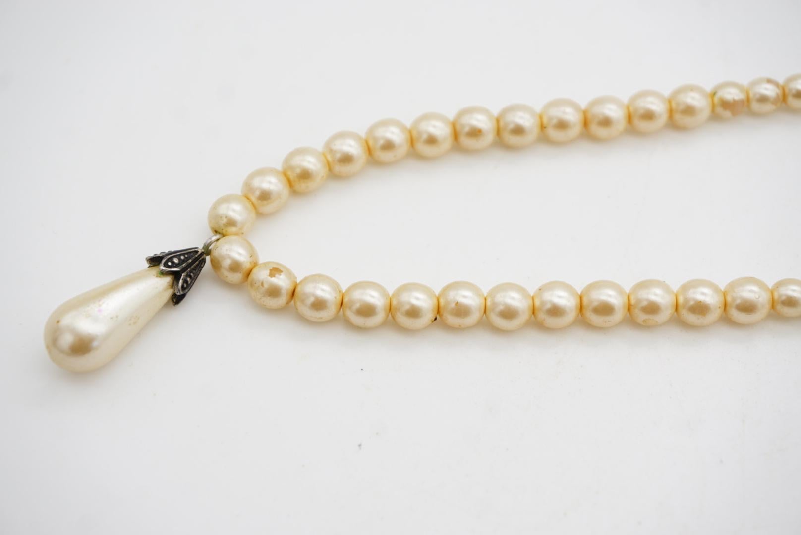 CHRISTIAN DIOR by John Galliano for Christian Dior Collana di perle bianche con ciondolo a goccia in vendita 5