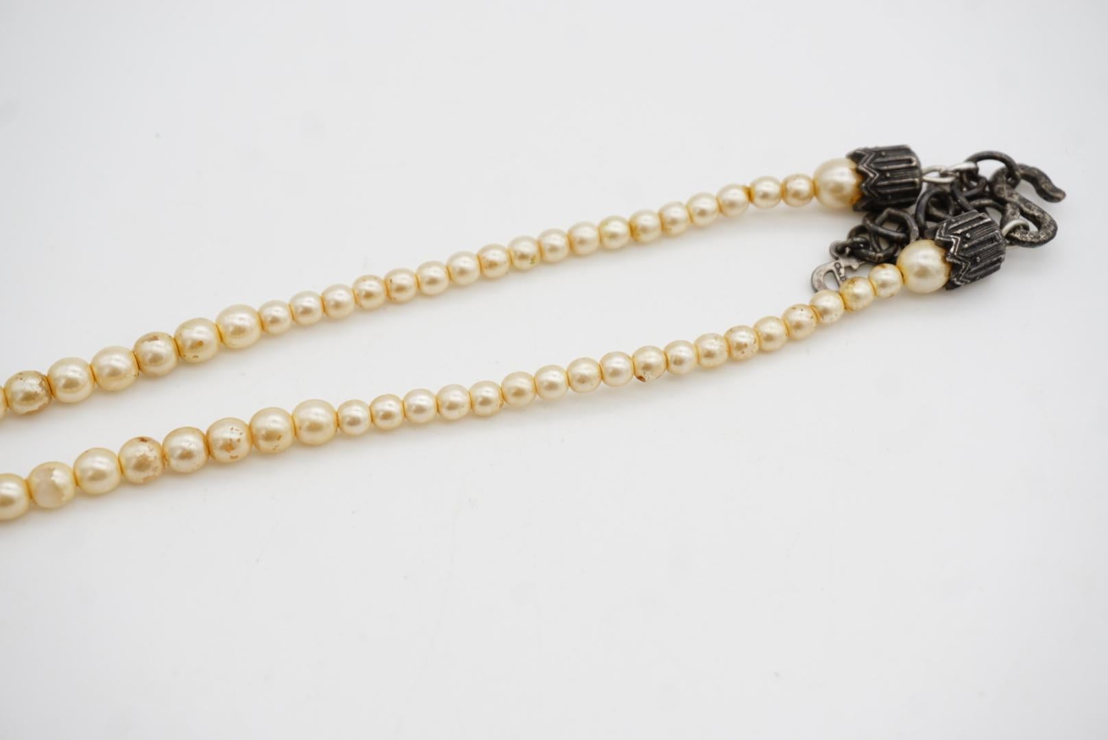 CHRISTIAN DIOR by John Galliano for Christian Dior Collana di perle bianche con ciondolo a goccia in vendita 6