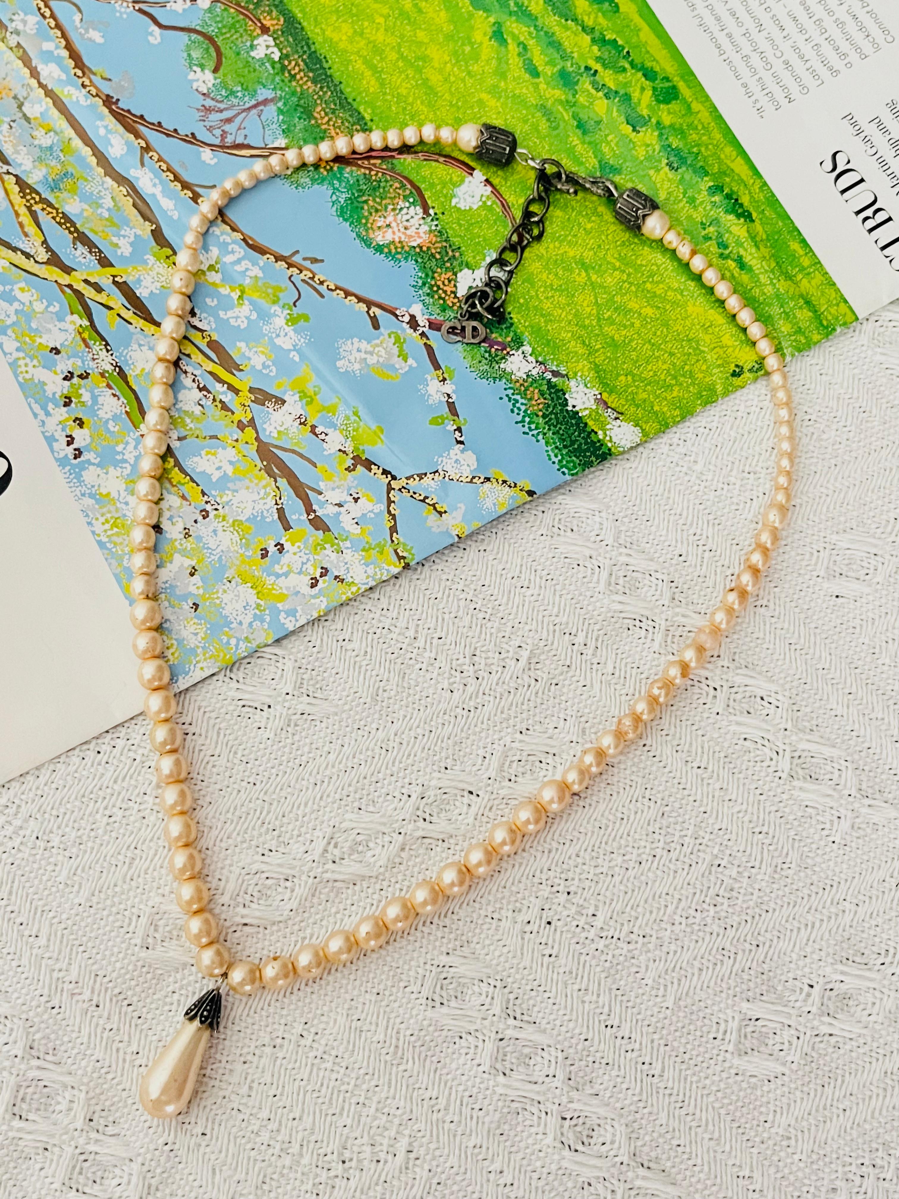 John Galliano for Christian Dior Collana vintage con perle bianche sferiche intere, ciondolo a goccia d'acqua, elegante e modernista, placcata in argento

Buone condizioni. Alcuni graffi e perdita di colore, leggera scrostatura di alcune perle