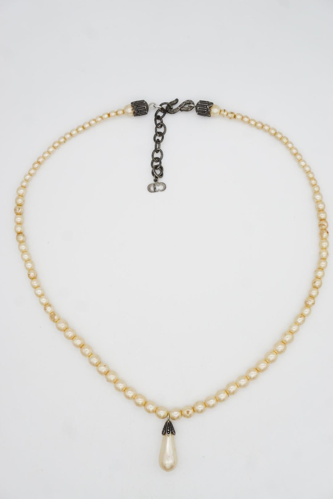 CHRISTIAN DIOR by John Galliano for Christian Dior Collana di perle bianche con ciondolo a goccia in vendita 3