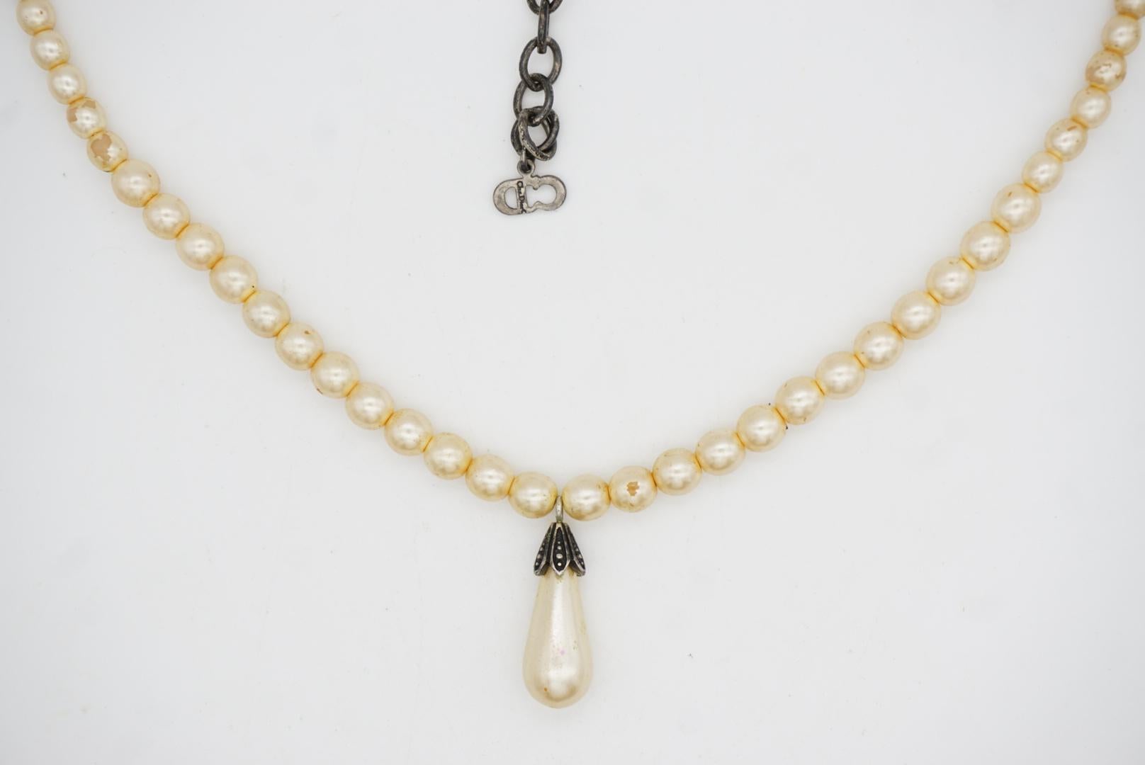 CHRISTIAN DIOR by John Galliano for Christian Dior Collana di perle bianche con ciondolo a goccia in vendita 4