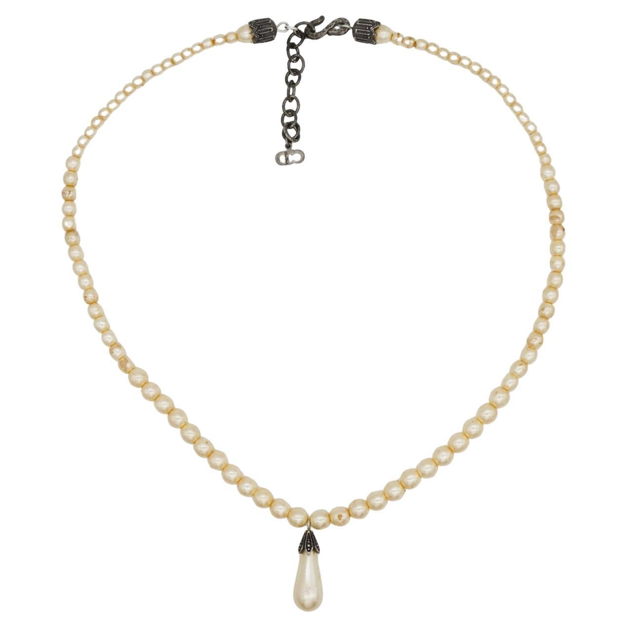 CHRISTIAN DIOR by John Galliano for Christian Dior Collana di perle bianche con ciondolo a goccia