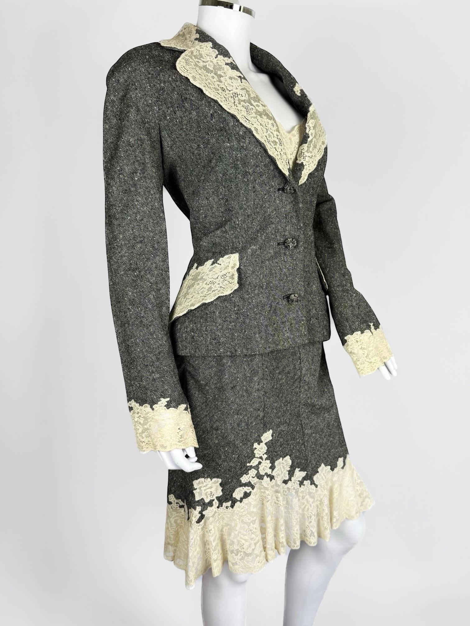 Christian Dior by John Galliano Graues Slip-Kleid aus Wolle mit Spitzenbesatz, Herbst Winter 1998
Dieses Ensemble besteht aus einem Schlupfkleid, einem Rock und einer Jacke und bietet mehrere Möglichkeiten für die Trägerin
Jedes Stück ist