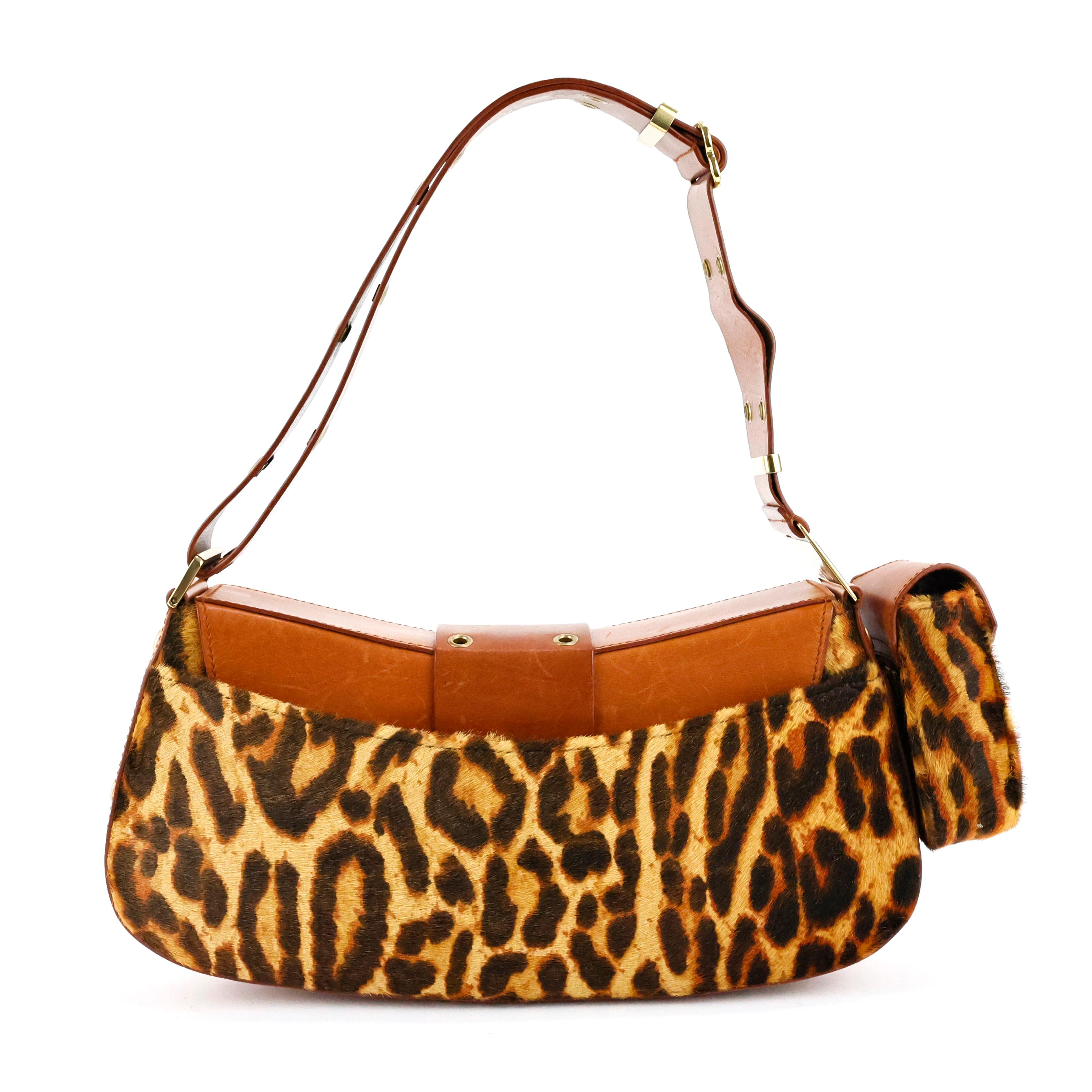 Rare Christian Dior by John Galliano Rare Y2K Columbus / Street Chic en cuir de veau léopard et cuir marron, ferrures dorées.

Condit : Bon/très bon, à noter : rayures sur le cuir.

Mesures :
31cm x 14cm x 7cm