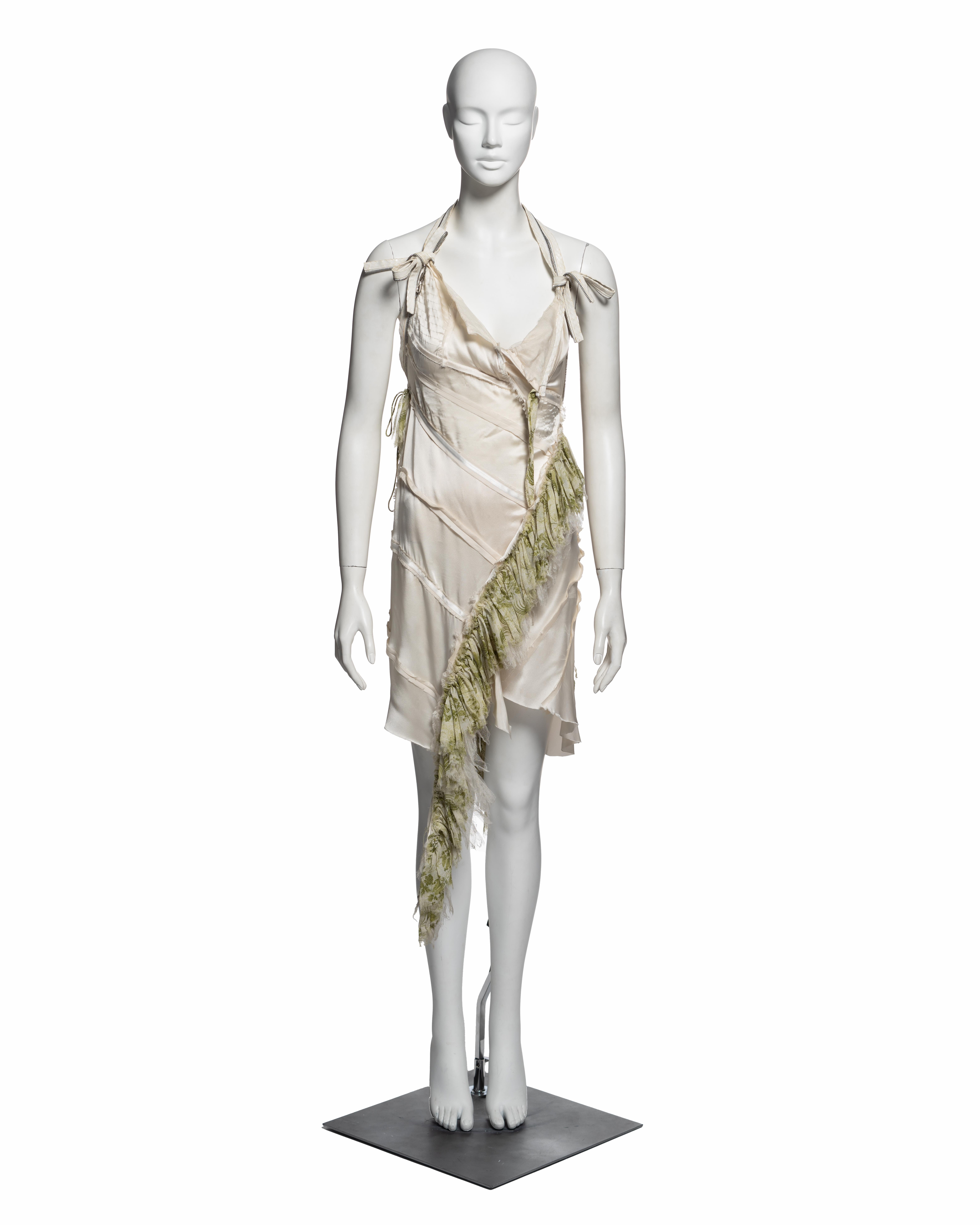 Mini robe asymétrique Christian Dior by John Galliano en satin de soie ivoire avec volant en mousseline imprimée vert pâle, coupée dans le biais avec des empiècements cousus en diagonale et des finitions en bandes brutes superposées sur l'ensemble