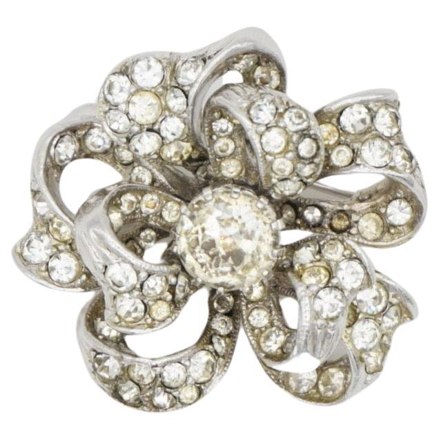 Christian Dior by Mitchel Maer 1950er Jahre Kristalle Doppellagige Blumen-Silberbrosche mit Kristallen