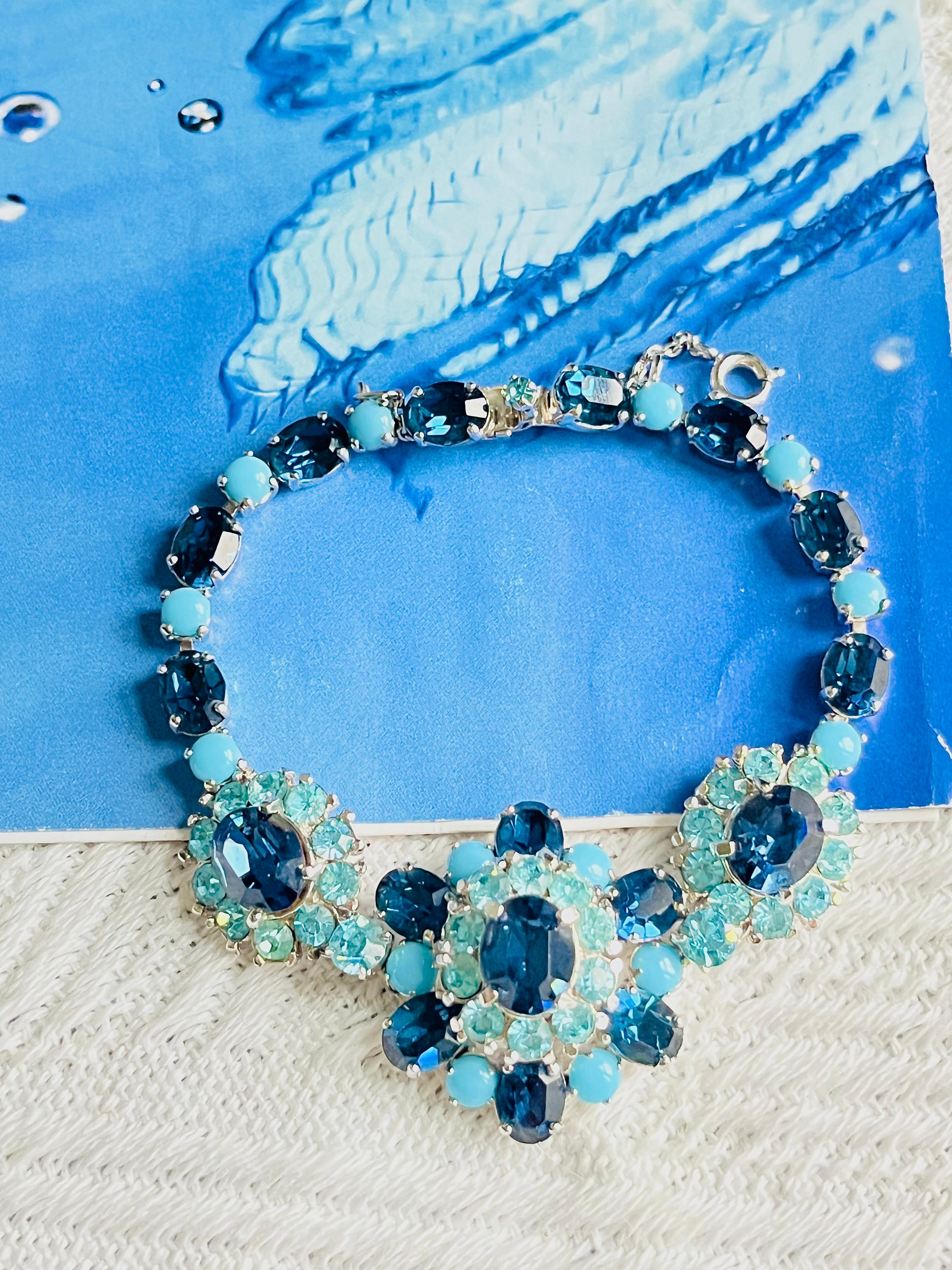 Christian Dior by Mitchel Maer 1950s Sapphire Navy Aqua Blue Oval Round Cabochon Whole Crystals Flower Charm Pendant Dome Modernist Elegant Bracelet, Silver Plated

Mitchel Maer was a prominent American designer who lived in England during the