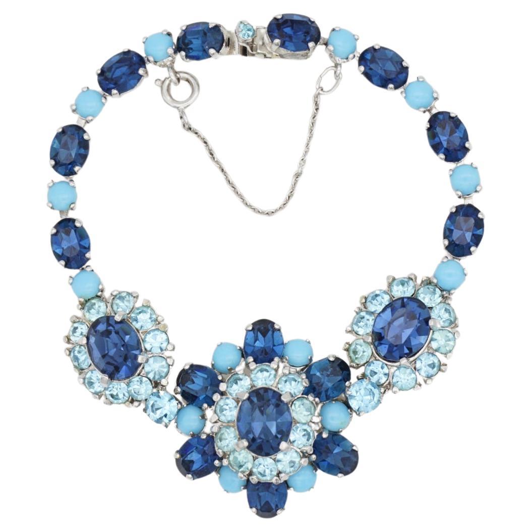 Christian Dior by Mitchel Maer Años 50 Zafiro Azul Marino Aqua Cabujón Redondo Ovalado Cristales Enteros Colgante Encanto Flor Cúpula Modernista Elegante Pulsera, Chapada en Plata

Mitchel Maer fue un destacado diseñador estadounidense que vivió en