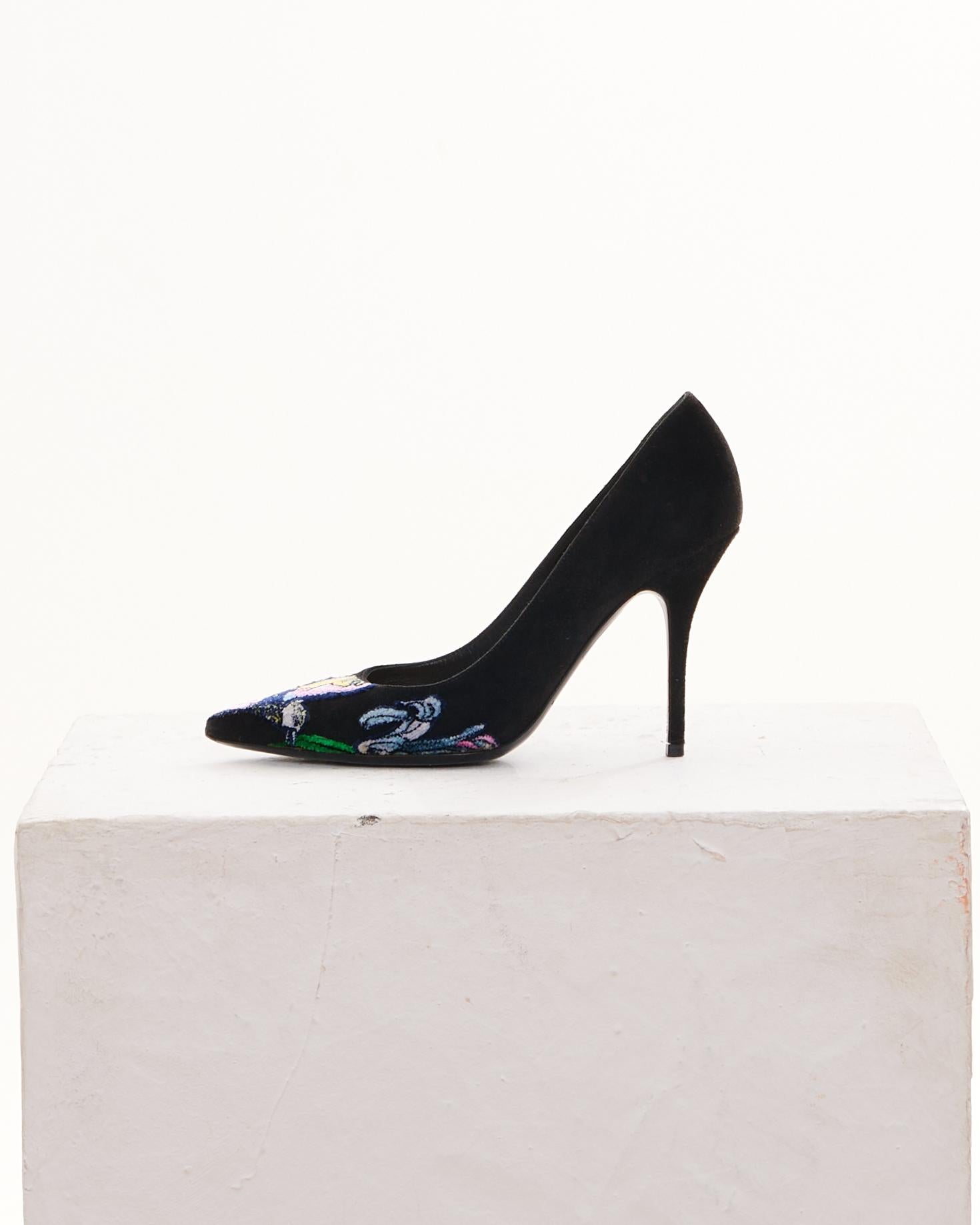 - Diseñado por Raf Simons
- Principios de 2010
- Bombas de ante de terciopelo negro
- Patrón floral
- Excelente estado
- Fabricado en Italia
- Materiales: Piel y terciopelo
- Talla: EU 39