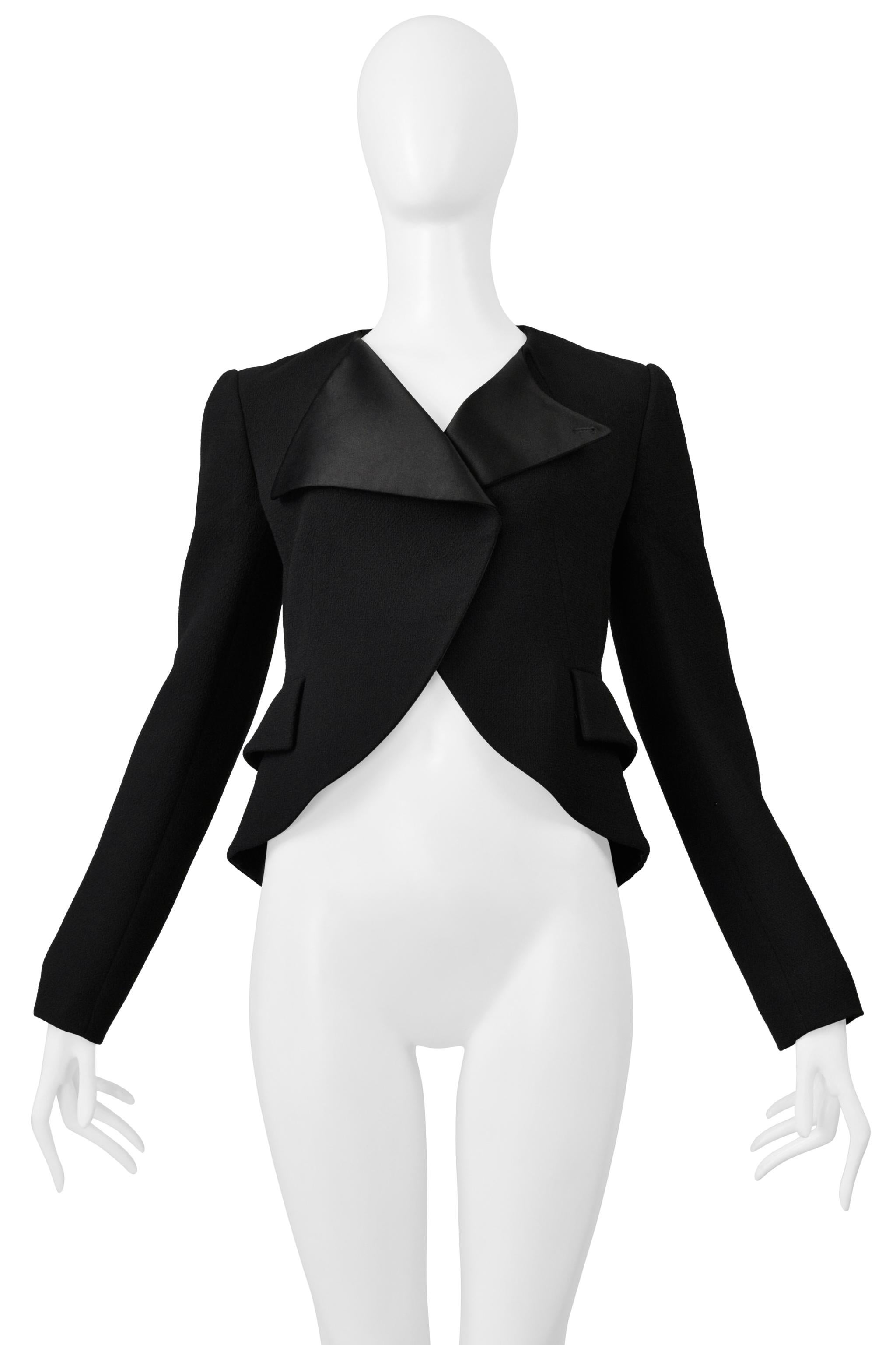 Resurrection Vintage è lieta di offrire una giacca da sera smoking nera di Christian Simons for Christian Dior con revers in raso, corpo e maniche aderenti, tasche laterali e schiena scolpita.

Christian Dior
Disegnato da Raf Simons

Dimensioni:
