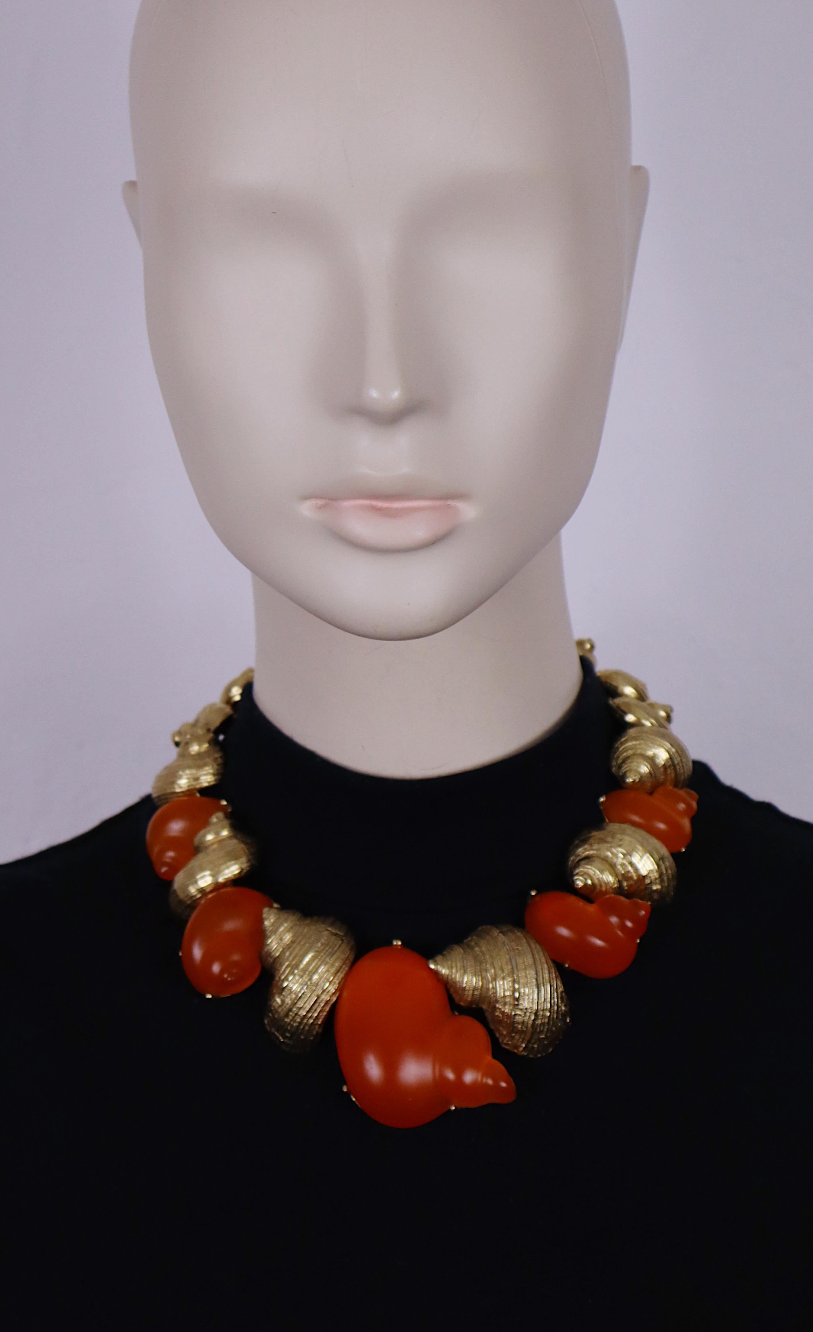 Rara collana vintage di conchiglie di Christian Dior creata dal parurier francese Robert Goossens for Christian Dior per il lancio del profumo DUNE nel 1987.

Questa collana presenta conchiglie articolate e graduate in resina arancione e tonalità