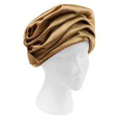 CHRISTIAN DIOR c.1960s Gold Seide Samt gebunden zurück Bogen Turban Cloche Hut