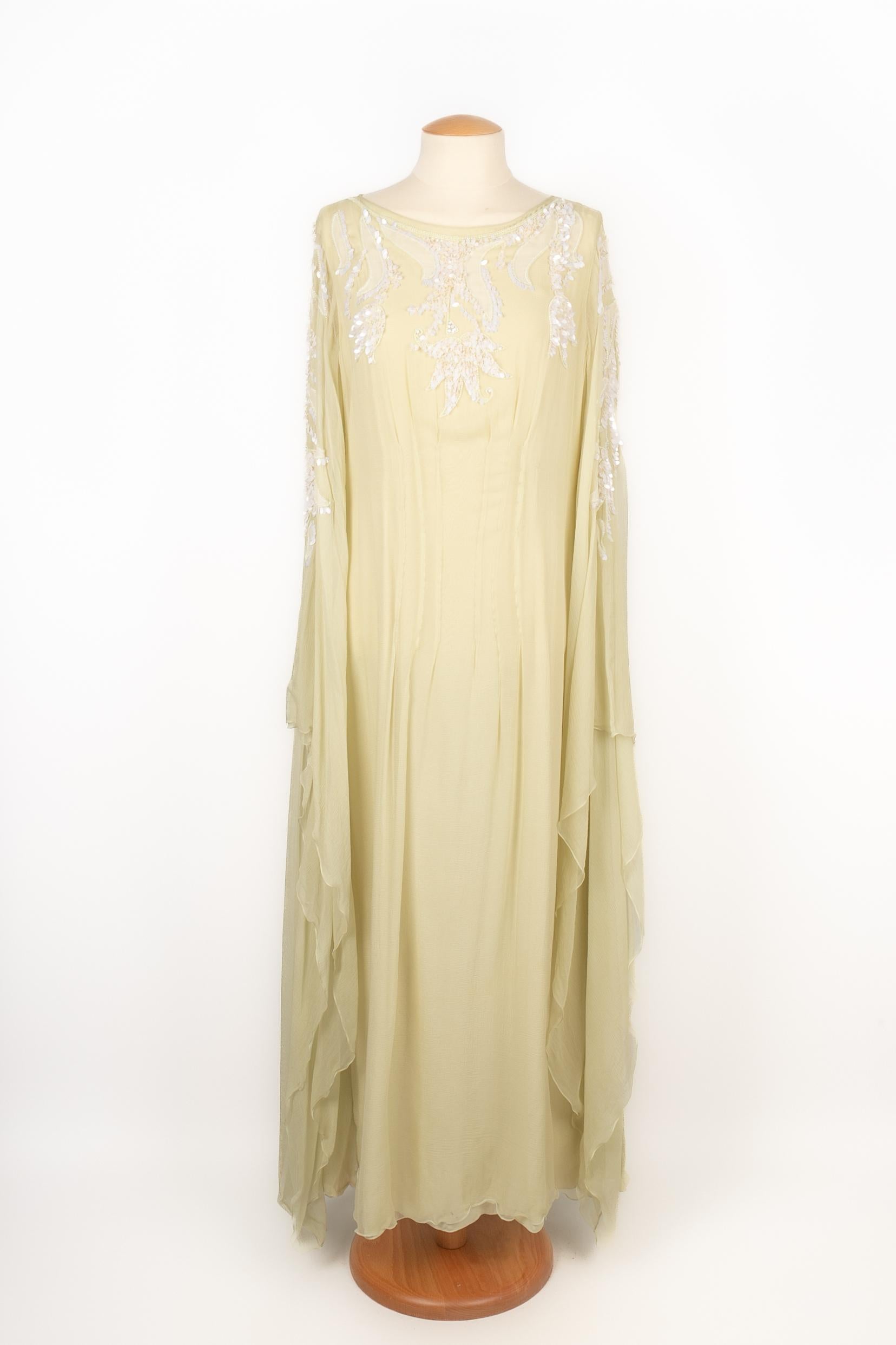 DIOR - (Made in France) Long silk muslin caftan dress embroidered with white sequins. No size indicated, it fits a 36FR. A 2011 Collection under the artistic direction of John Galliano.

Condition:
Very good condition

Dimensions:
Shoulder width: 40