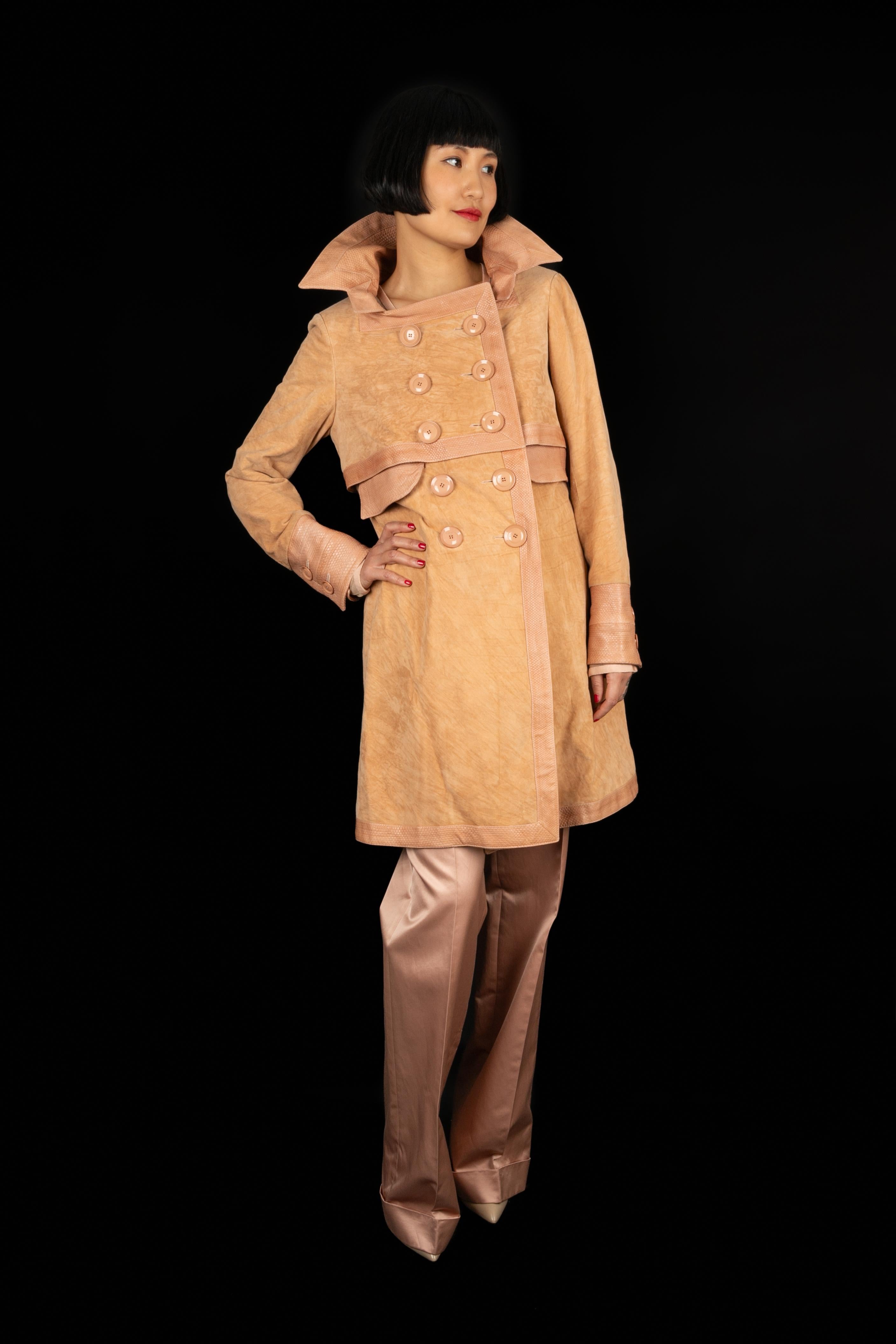 Dior - (Made in France) Calf leather coat with silk lining. Size indicated 38FR. Spring/Summer 2006 collection.

Additional information: 
Dimensions: Shoulder width: 38 cm, Chest: 46 cm, Sleeve length: 60 cm, Length: 88 cm
Condition: Very good