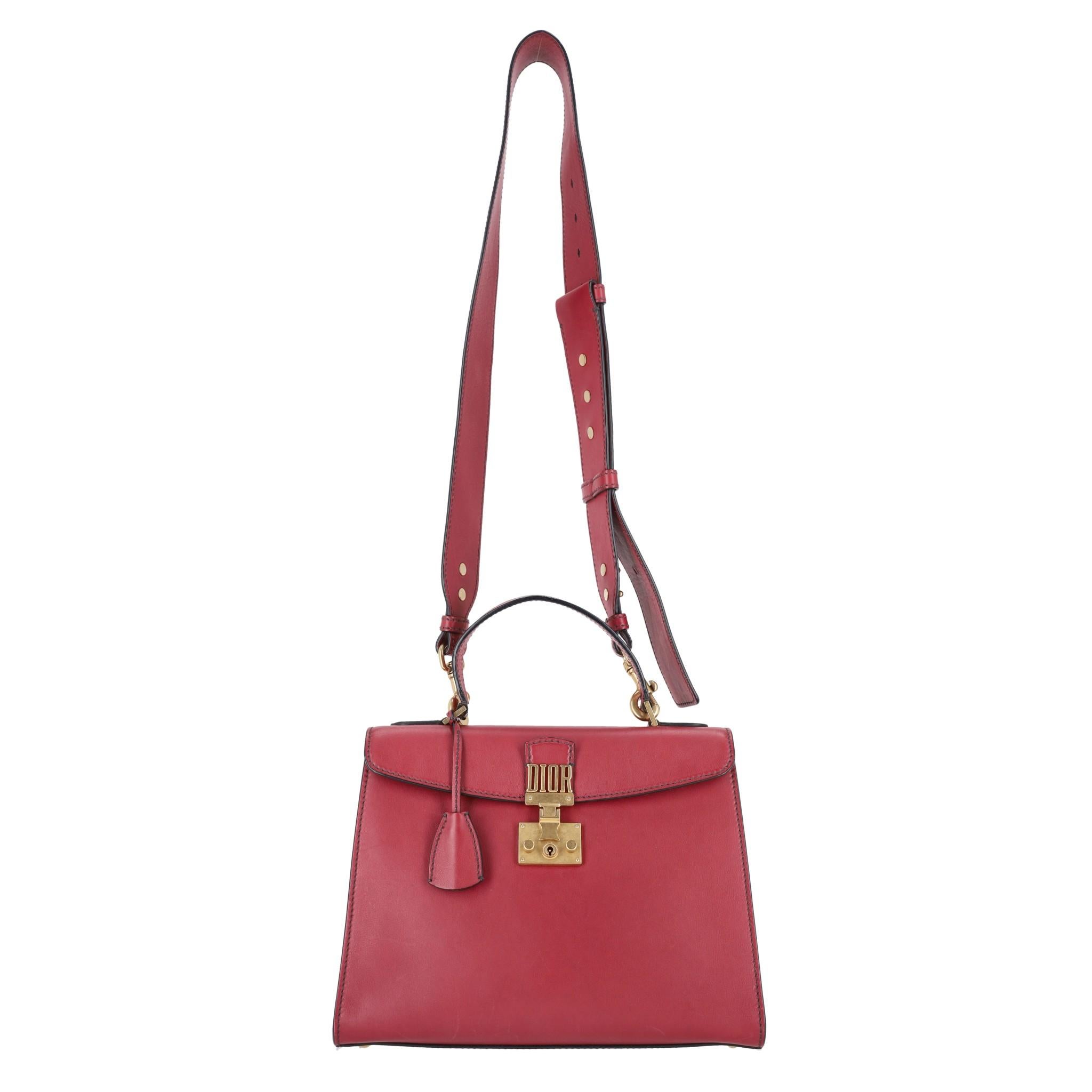 Christian Dior Sac Dioraddict en cuir de veau

Sac fourre-tout bourgogne en cuir de veau lisse, avec fermeture dorée 