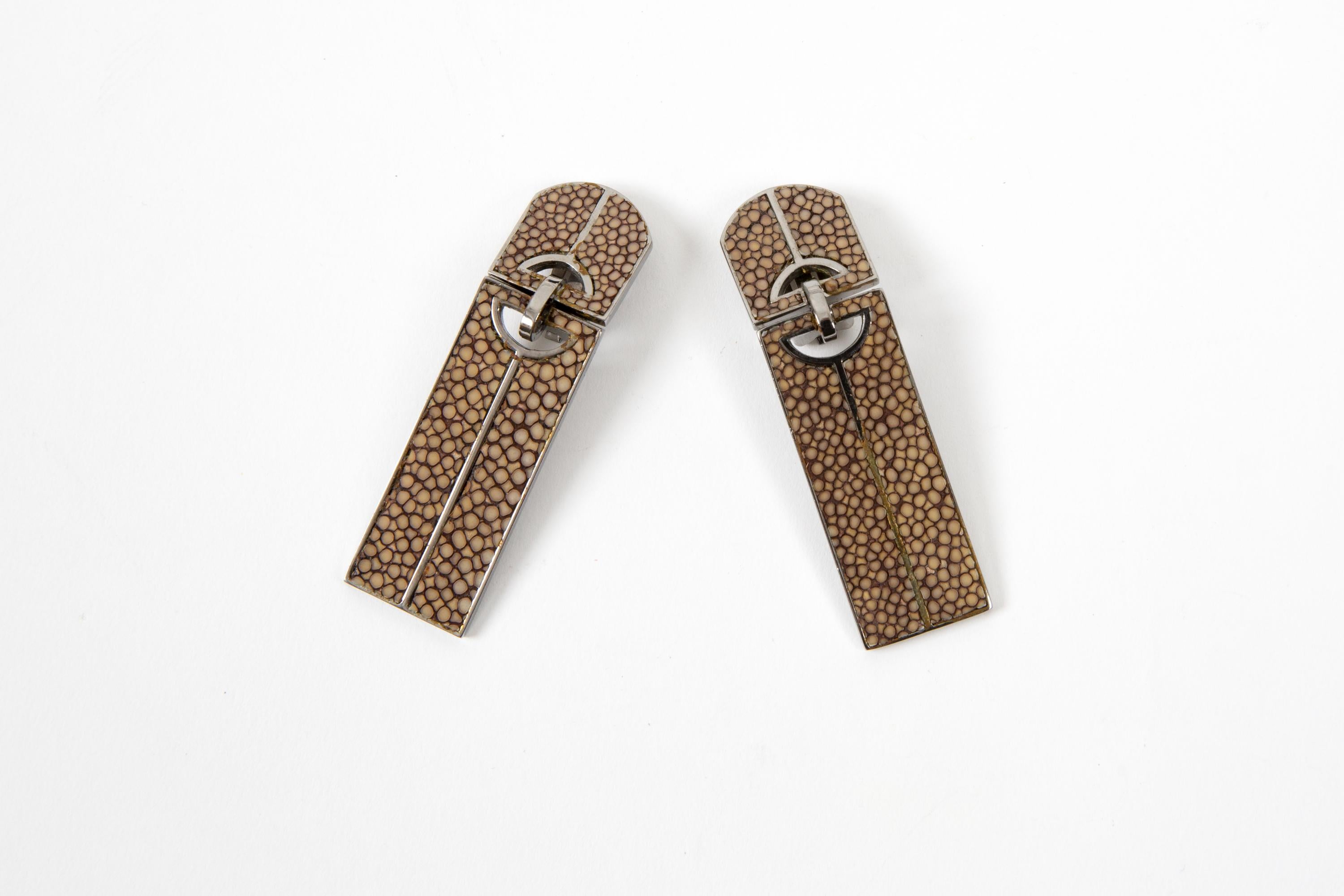 Pendientes largos de clip Christian Dior Camel con herrajes plateados, efecto galuchat de cuero, 