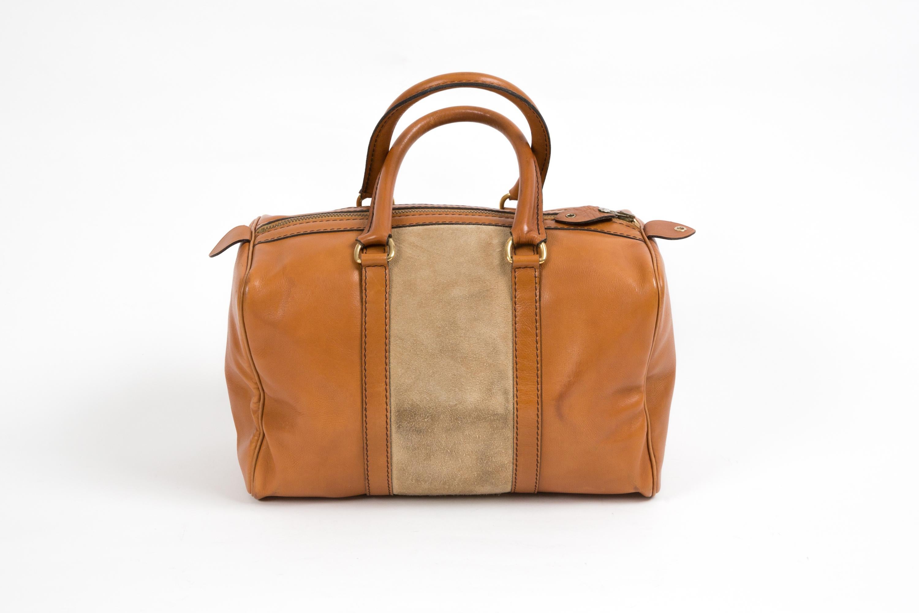 Borsa Week-End in pelle di cammello di Christian Dior con manici tondi in pelle, chiusura con cerniera superiore, parti in pelle scamosciata beige chiaro, buca frontale 
