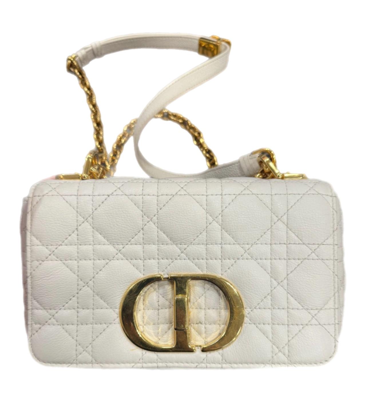 El Bolso Christian Dior Cannage Caro de Piel de Becerro en Marfil es un accesorio atemporal y elegante que encarna la artesanía icónica de la marca. Fabricado en lujosa piel de becerro, presenta el característico acolchado Cannage que añade textura