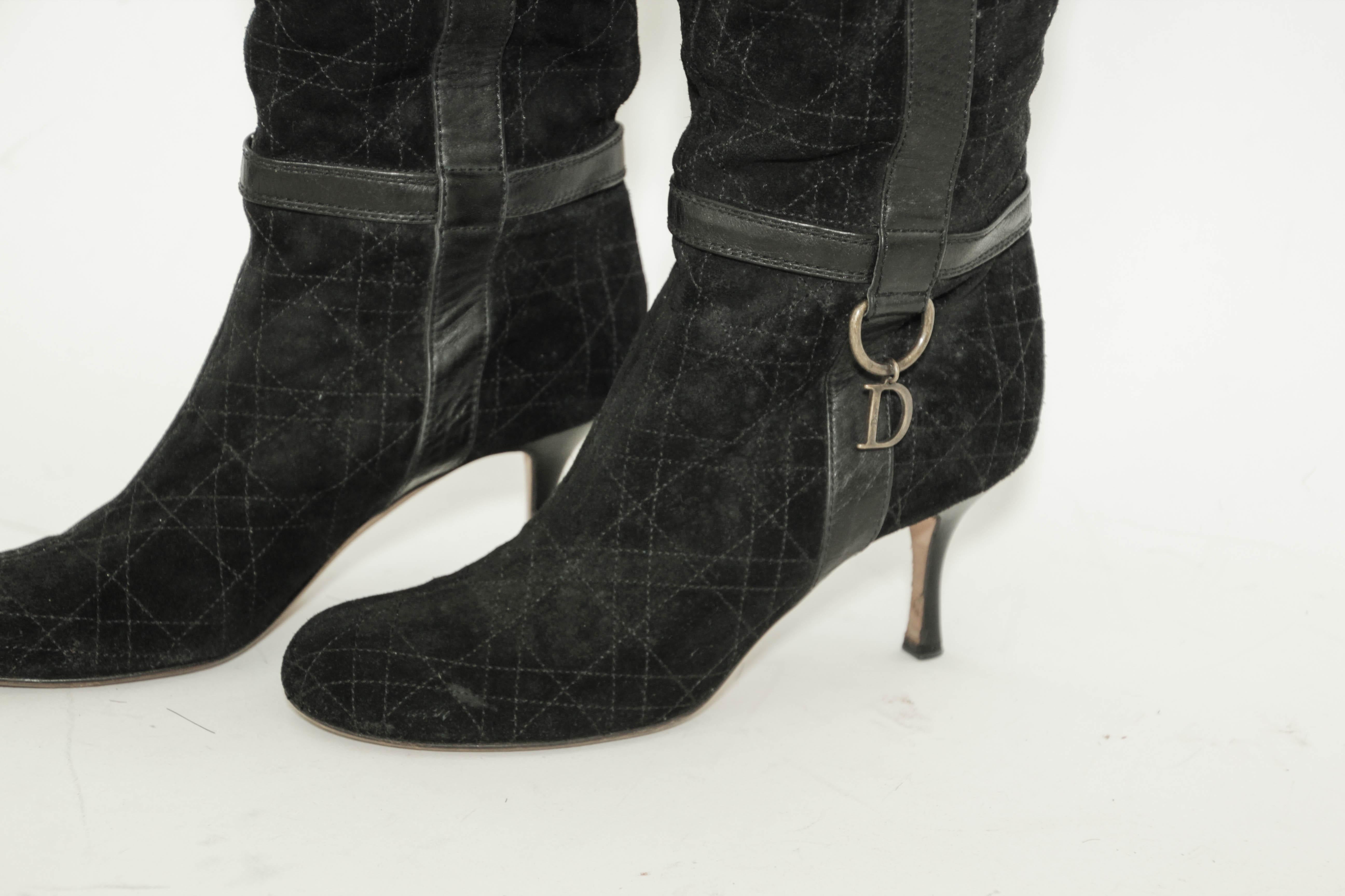 Christian Dior Cannage - Bottines en daim noir à motif.
Les bottes en cuir noir de Christian Dior sont vendues au détail à 1850 $.
Bottes Vintage Christian Dior en daim et cuir.
Dior - Fabriqué en Italie.
Bottes à talons hauts en cuir velours noir.