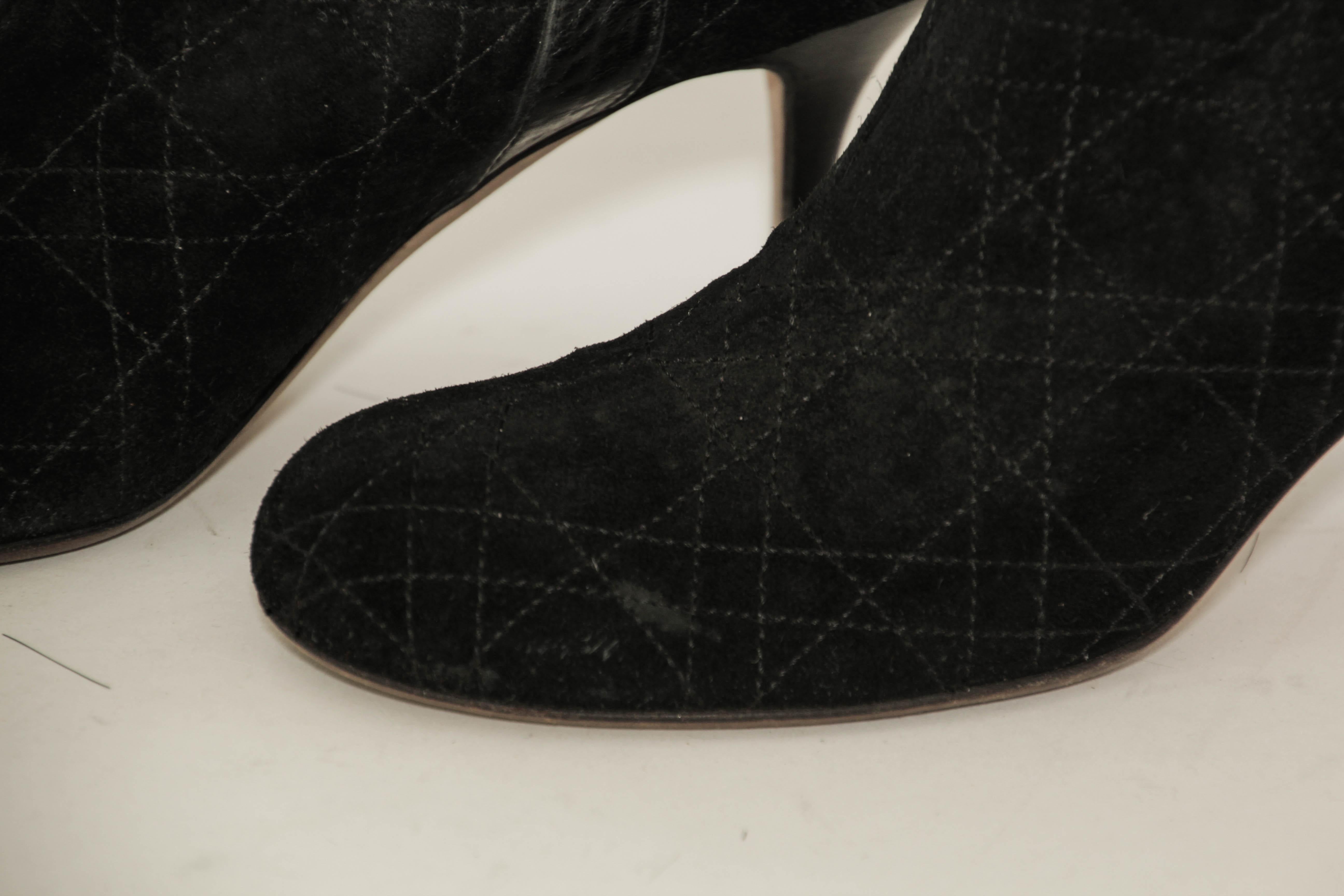 Noir Christian Dior - Bottes à genoux en daim noir à motif de cannage - Taille EU 39 en vente