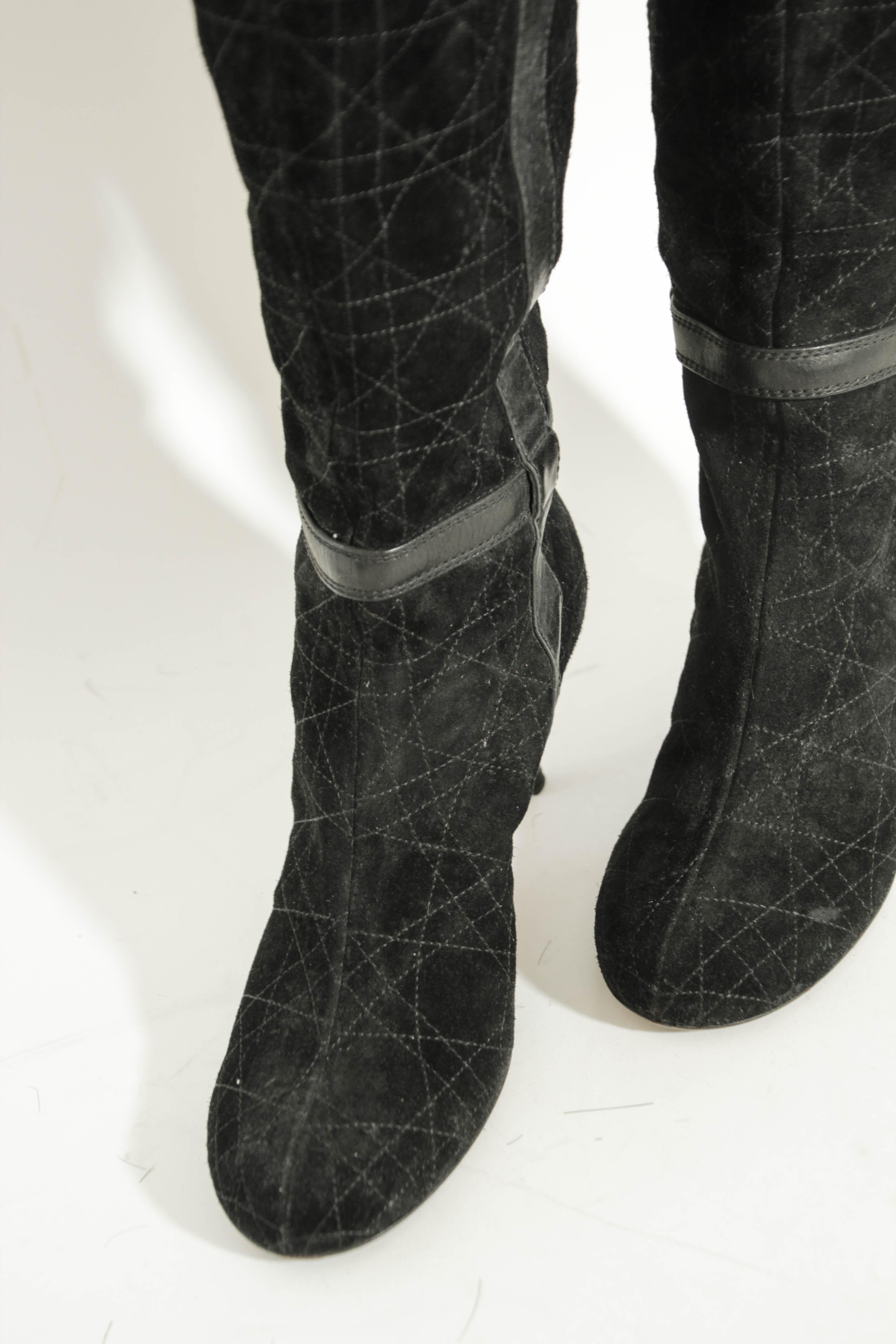 Christian Dior - Bottes à genoux en daim noir à motif de cannage - Taille EU 39 Bon état - En vente à North Hollywood, CA