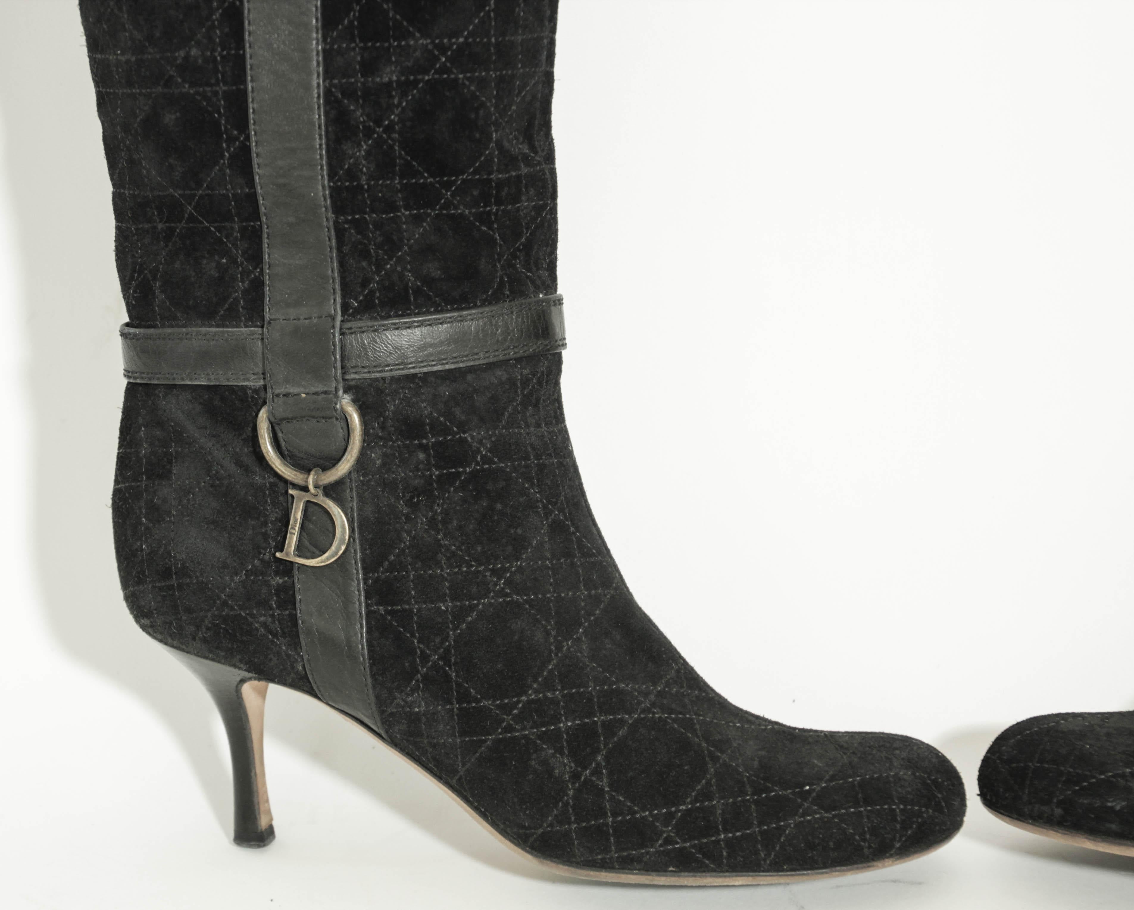 Christian Dior - Bottes à genoux en daim noir à motif de cannage - Taille EU 39 en vente 1
