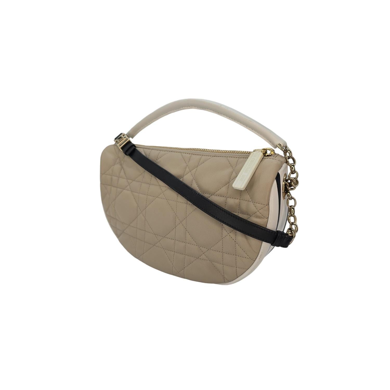 Eleva tu estilo con el Bolso Hobo Christian Dior Cannage Vibe. Confeccionado en lujosa piel de cordero acolchada Cannage, este bolso lleva el logotipo de la firma 