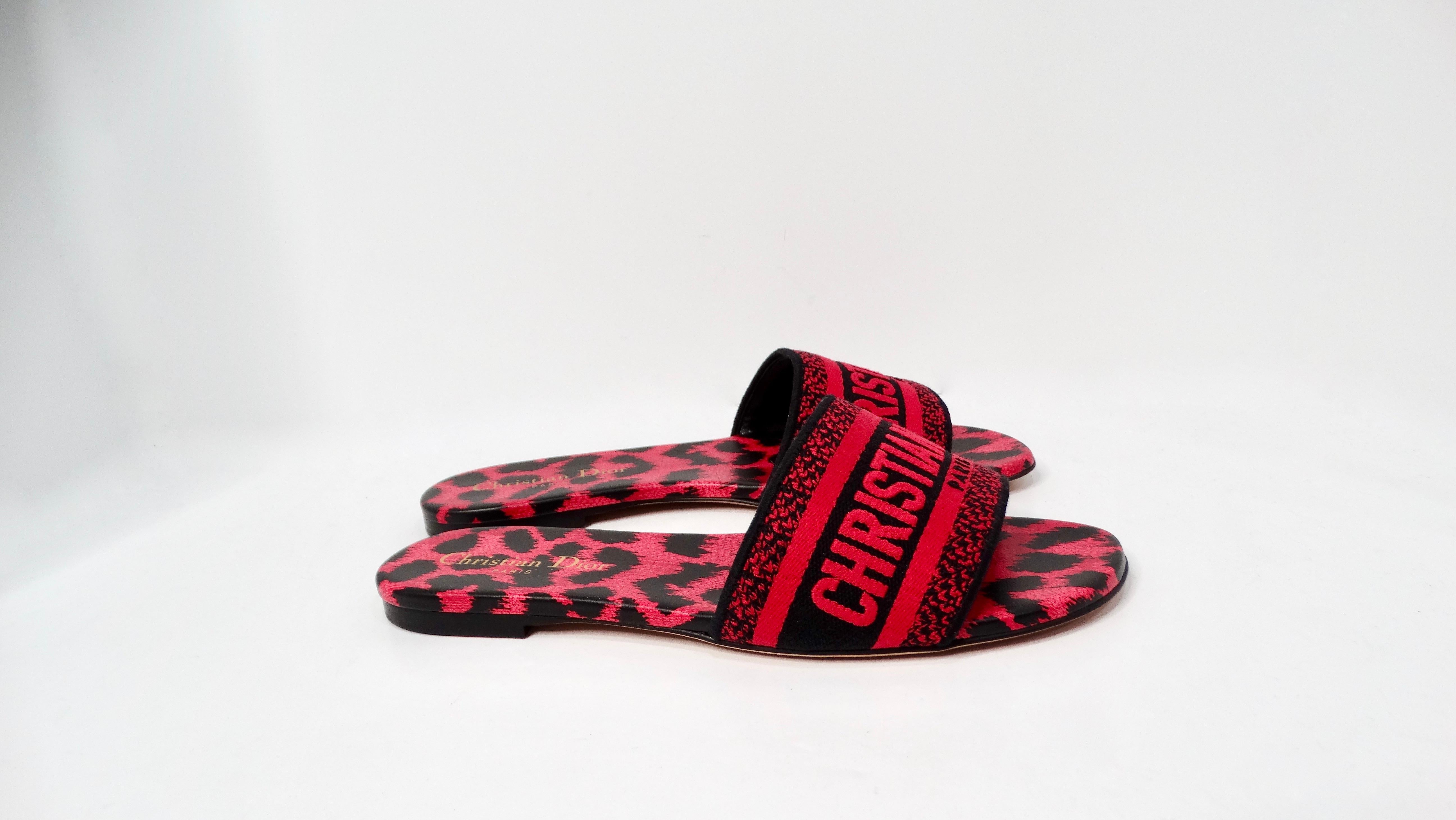 Voici les exquises chaussures Christian Dior Canvas Berry Animal Print Slides, un mélange emblématique de sophistication et de style ludique. Parées d'une teinte framboise vibrante rappelant les baies mûres, ces chics diapositives sont dotées d'une