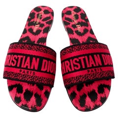 Chanclas Christian Dior de lona con estampado de animales en color baya