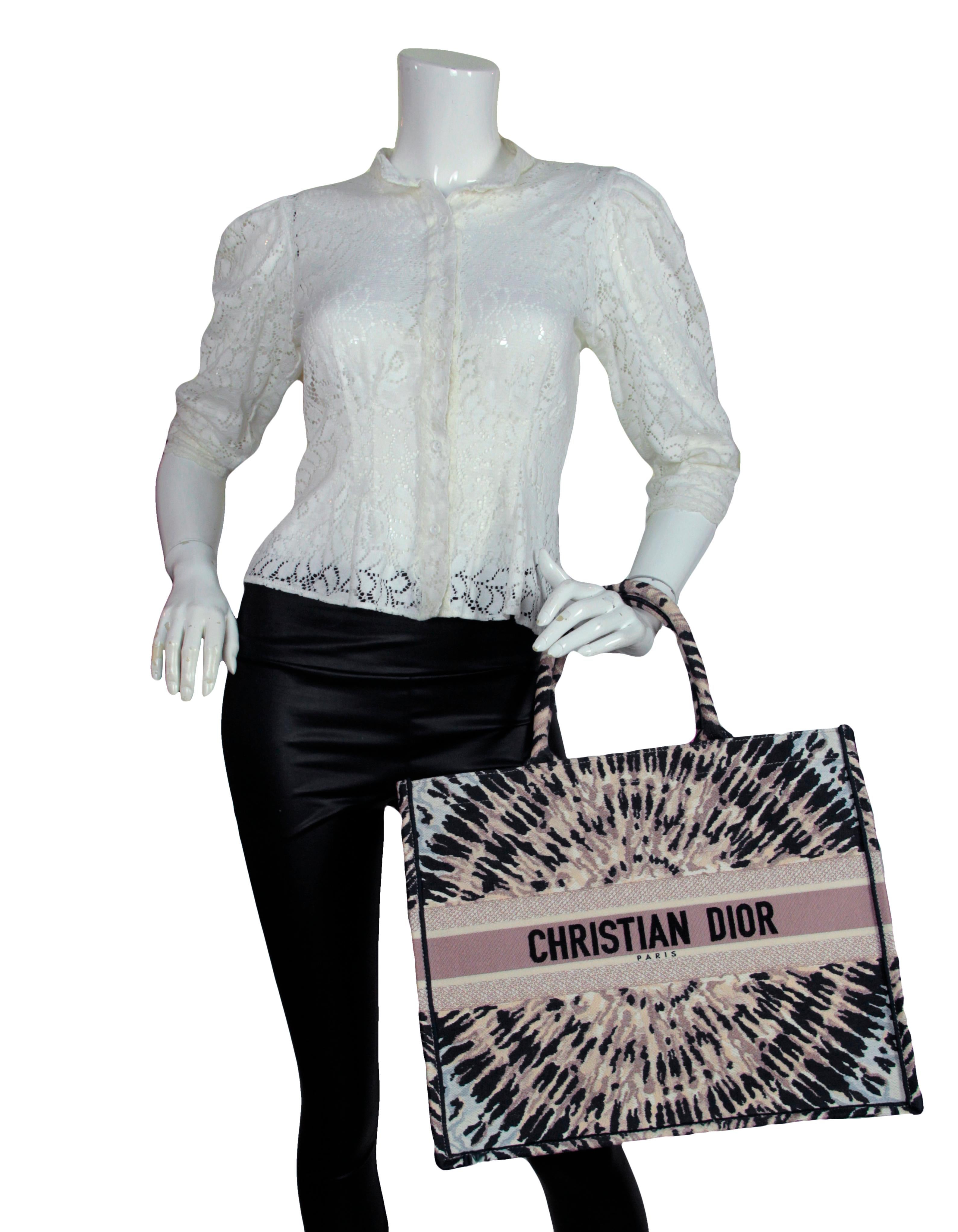 Christian Dior Bolso Tote Libro de Lienzo Bordado Tie Dye

Fabricado en: Italia
Año de producción: 2020
Color: Beige, tostado, negro, azul marino
Hardware: Ninguno
Materiales: Lienzo
Forro: Sin forro
Cierre/Apertura: Parte superior abierta
Bolsillos