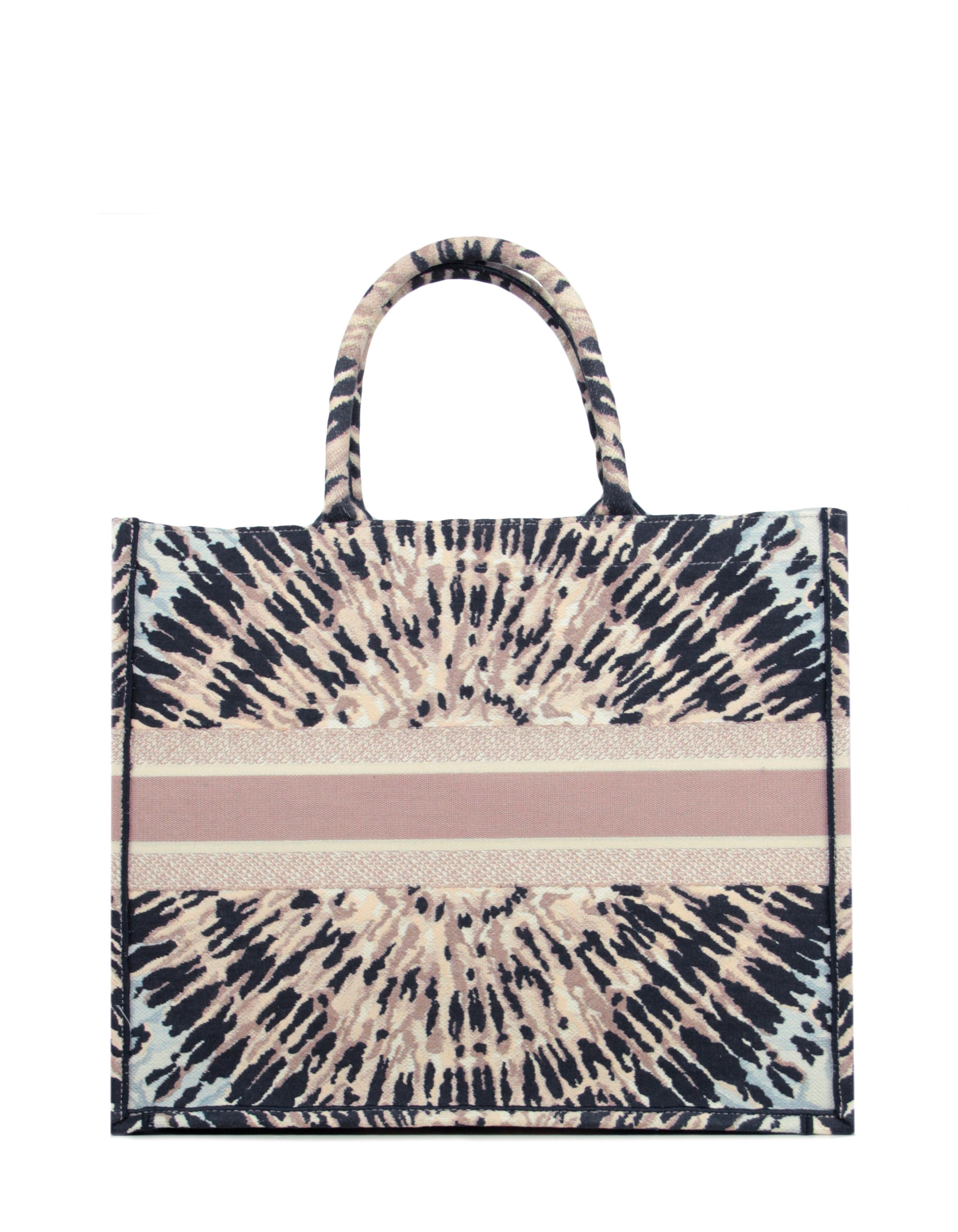 Christian Dior Bolso Tote Libro de Lienzo Bordado Tie Dye en Excelente Estado en New York, NY