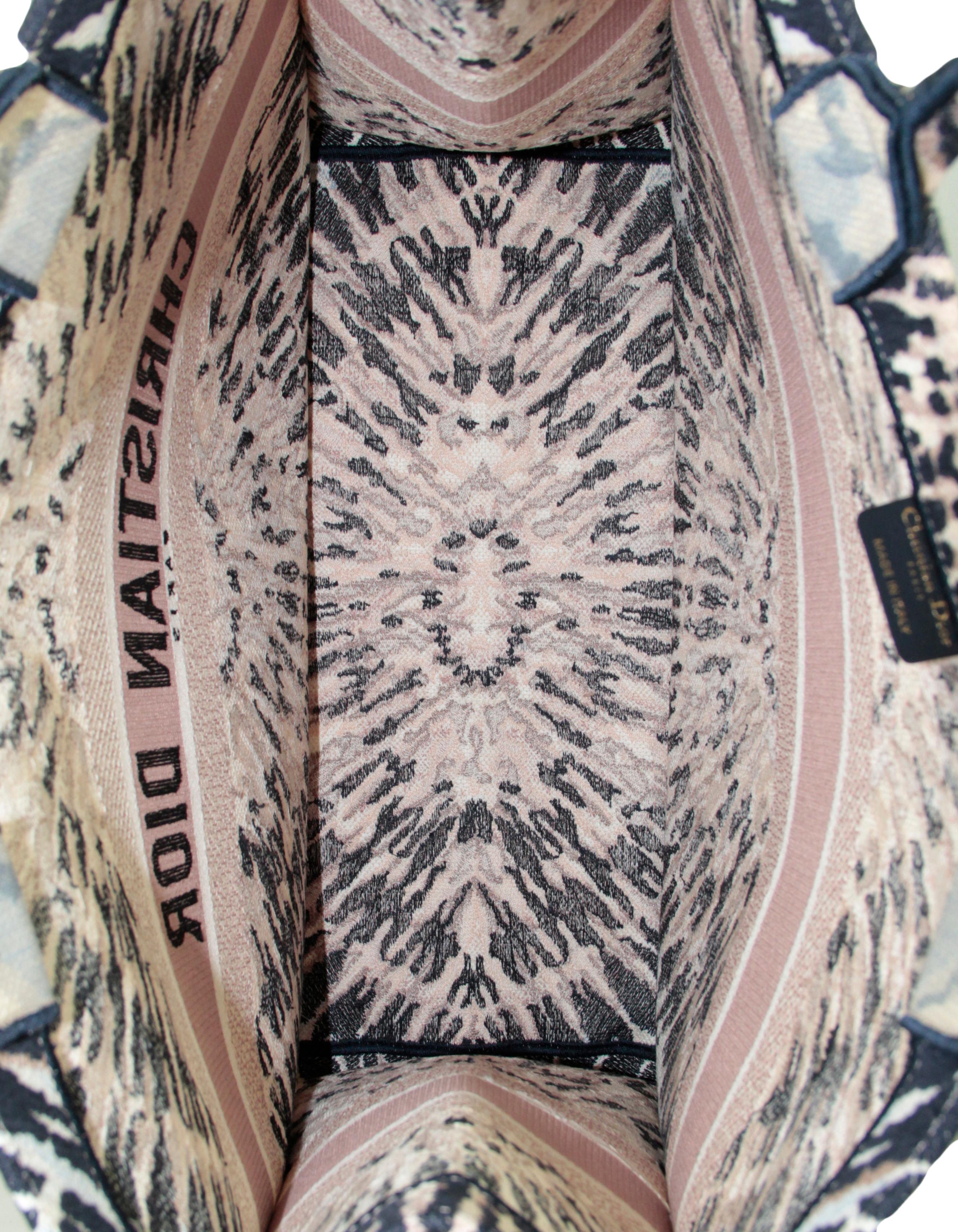 Christian Dior Bolso Tote Libro de Lienzo Bordado Tie Dye 2