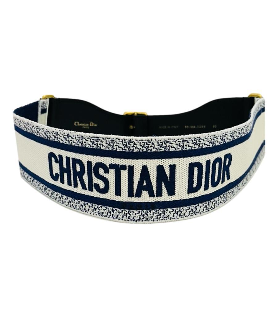 Christian Dior Canvas & Leather Embroidered Belt

Navy and white canvas belt with signature branding to rear.

Detailed with black adjustable leather strap and aged gold buckle to the front.

Size – 80cm

Condition – Very Good/Excellent

Composition