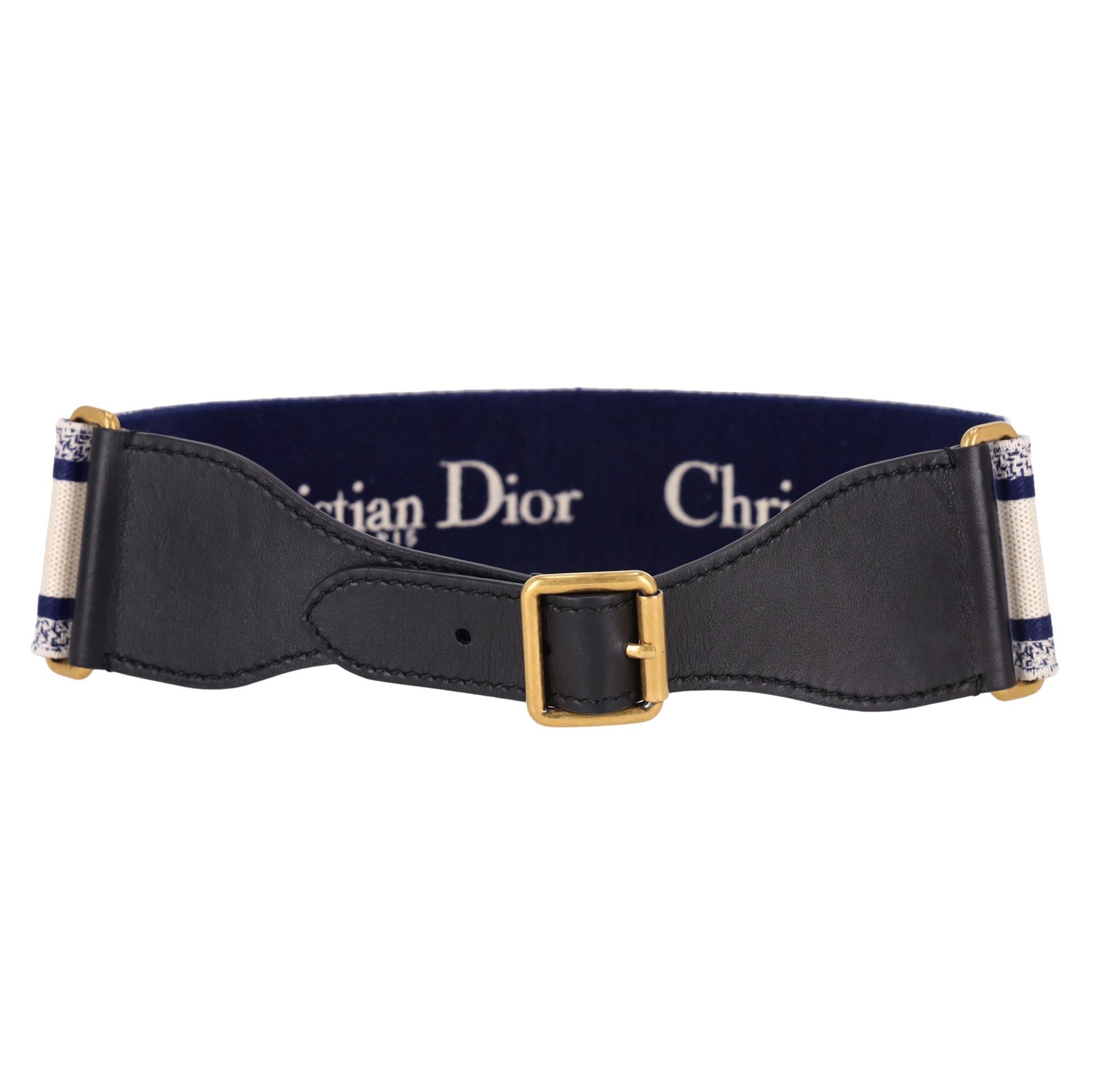 Cintura ricamata in tela e pelle di Christian Dior

Cintura in tela bianca e marina con marchio della firma sul retro.

Con cinturino in pelle nera regolabile e fibbia in oro invecchiato sul davanti.

Prezzo di listino circa 750 euro

Dimensioni -