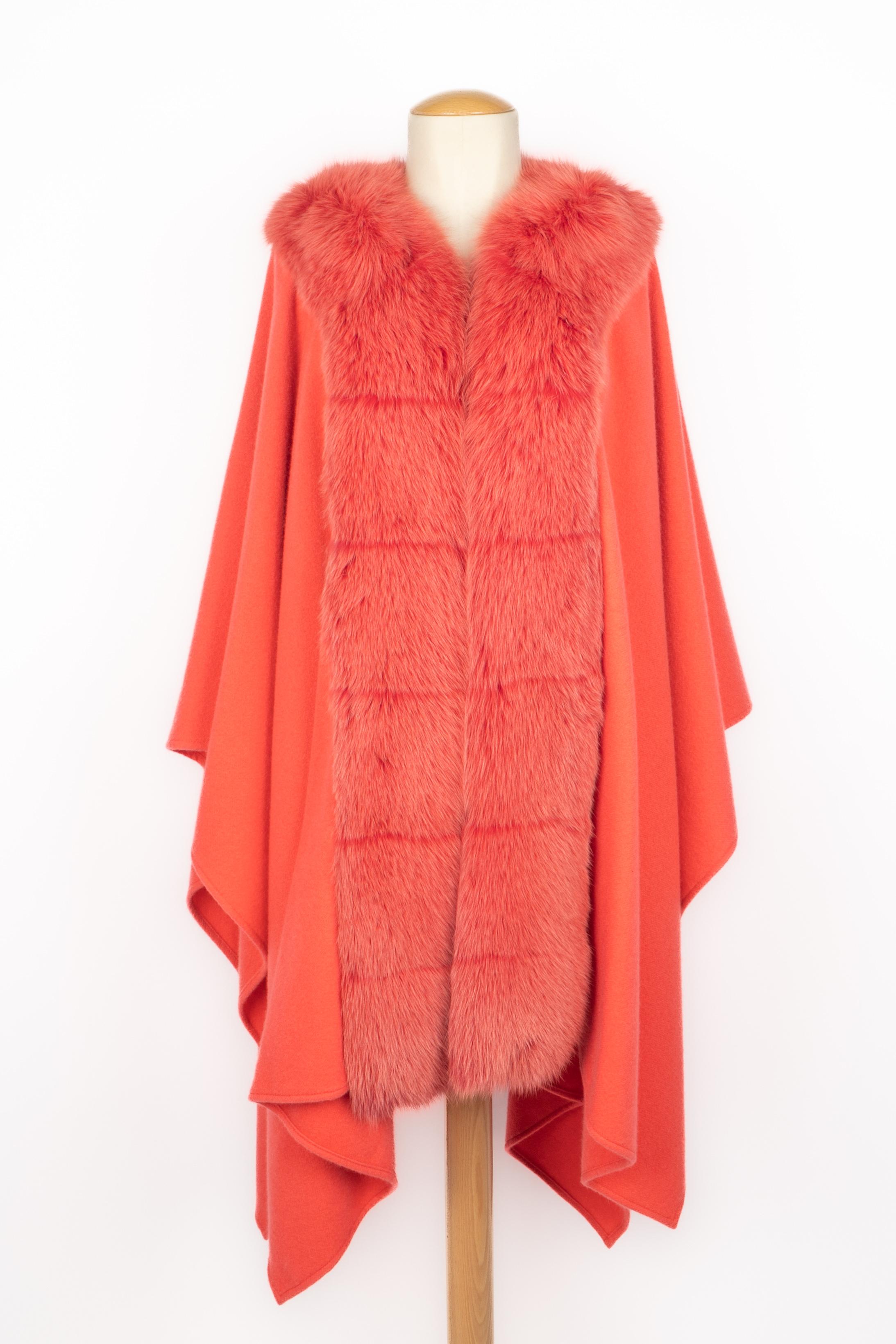 DIOR - (Made in France) Cashmere cape coat edged with fur. No size indicated, it fits a single-size.

Condition:
Very good condition

Dimensions:
Length: 85 cm

SKU:M155