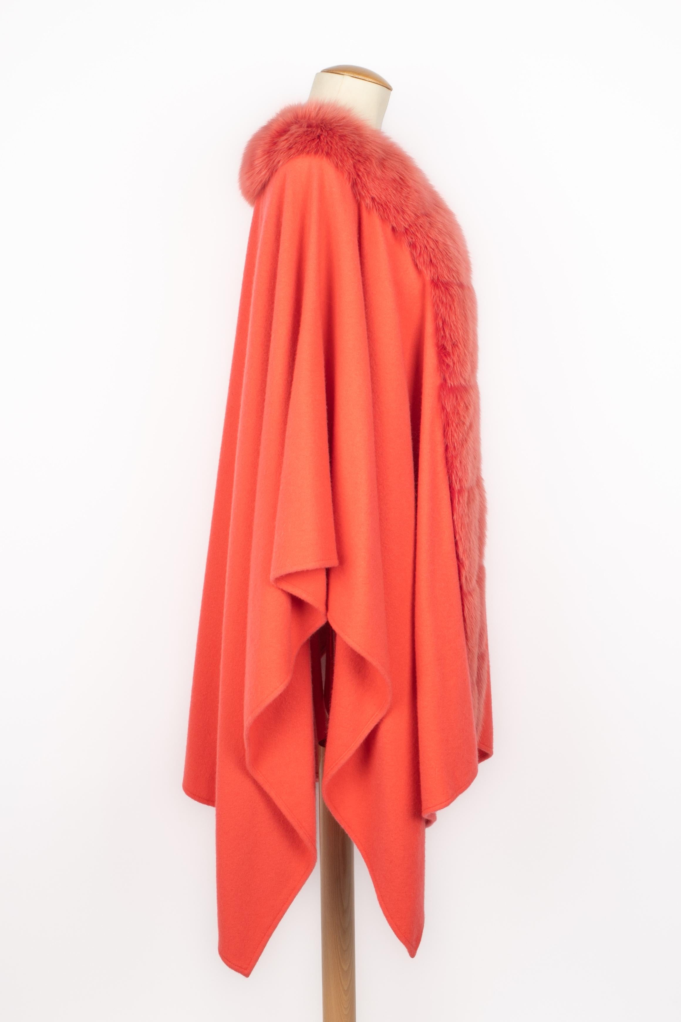 Christian Dior cape In Excellent Condition For Sale In SAINT-OUEN-SUR-SEINE, FR