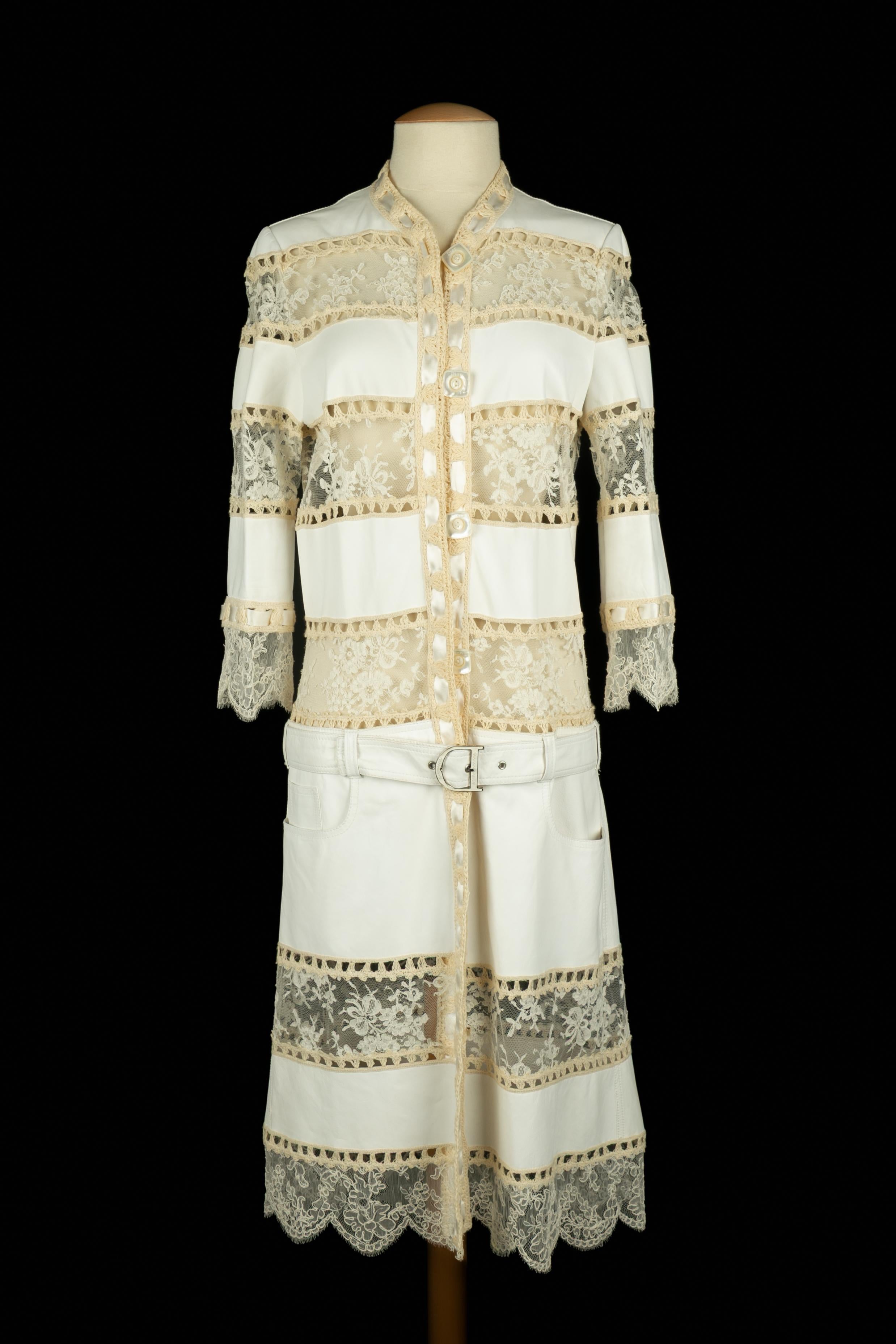 DIOR - (Fabricado en Francia) Rebeca larga de piel de cordero blanca entrelazada con encaje y ganchillo beige, y realzada con un cinturón de piel y metal plateado. Talla 38FR indicada. Colección Primavera-Verano 2005 bajo la dirección artística de