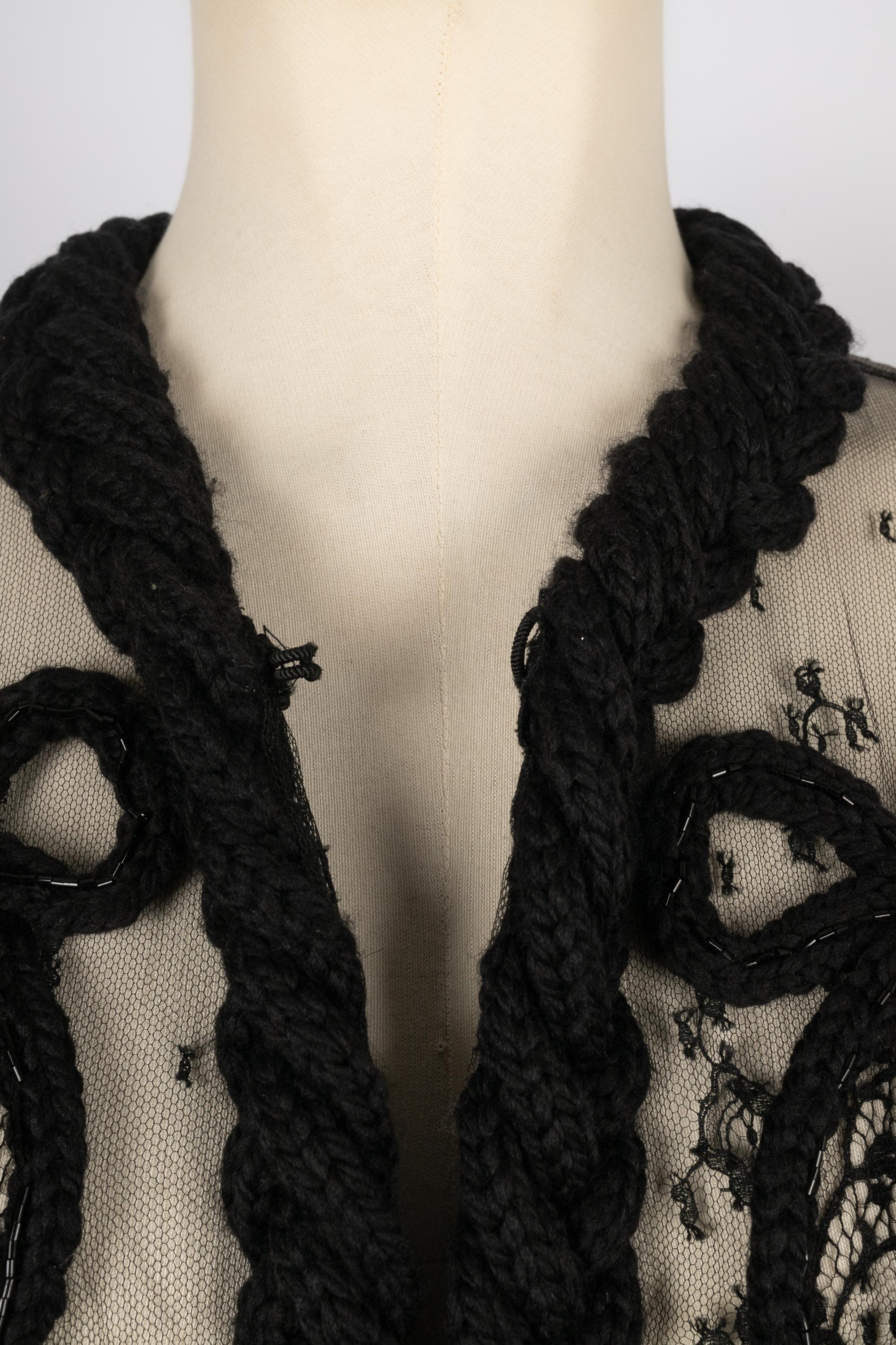 DIOR - (Made in Italy) Black lace cardigan edged with braided wool mesh and embroidered with black glass pearls. Size 38FR.

Condition:
Very good condition

Dimensions:
Shoulder width: 37 cm - Chest: 45 cm - Sleeve length: 48 cm - Length: 81 cm

FV97