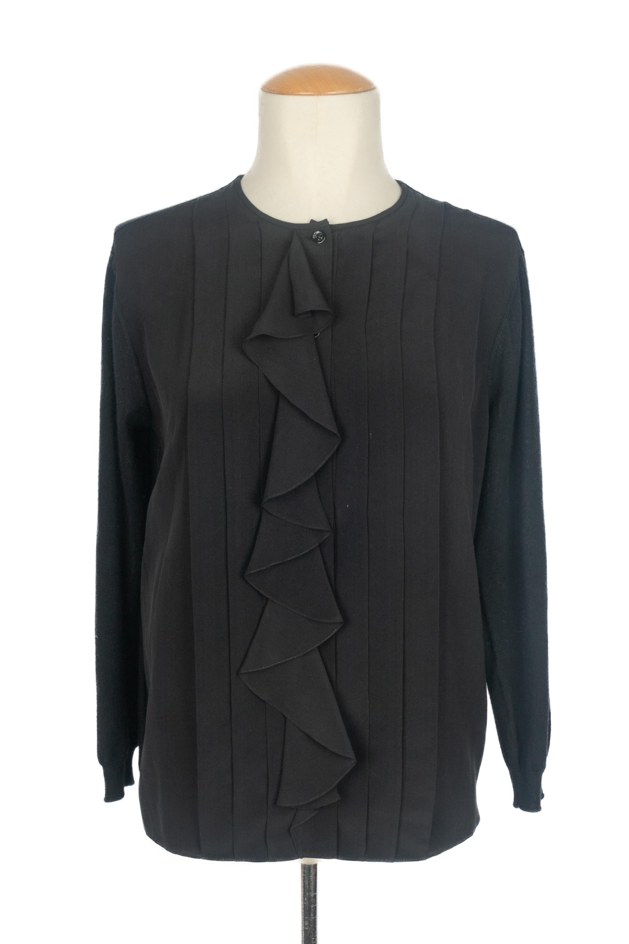 DIOR - (Made in Italy) Top cardigan in seta e cashmere nero. Non è indicata la taglia, ma si adatta a una 36FR/38FR.

Condizioni:
Buono stato

Dimensioni:
Larghezza spalle: 40 cm - Petto: 54 cm - Lunghezza maniche: 51 cm - Lunghezza: 57 cm

SKU:FH23