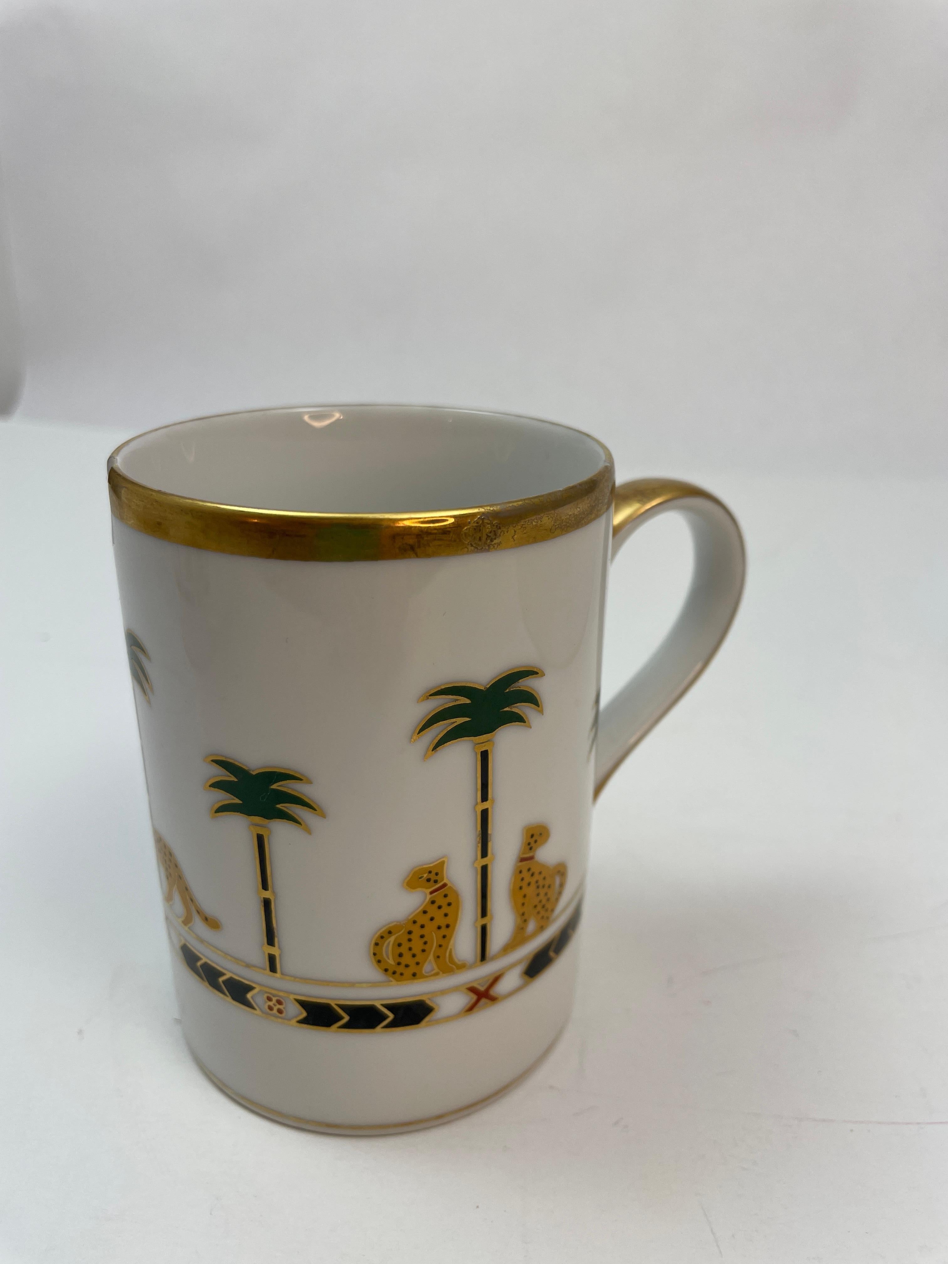 Christian Dior Casablanca Becher aus feinem China-Porzellan Japan mit Chip im Zustand „Gut“ im Angebot in North Hollywood, CA