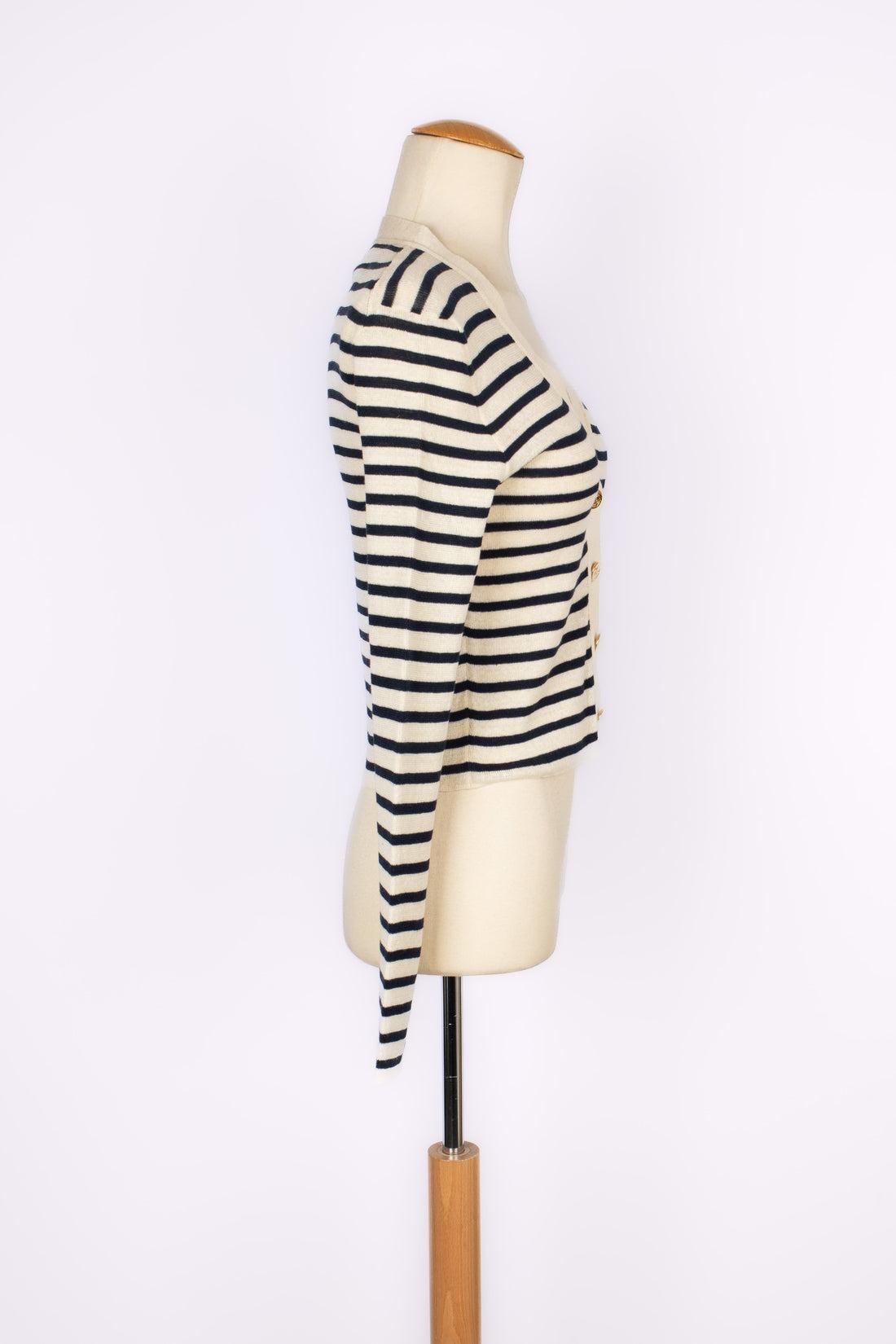 Dior -(Made in Italy) Silk, cashmere and linen cardigan with blue and white stripes. Size 38FR indicated.

Additional information:
Condition: Very good condition
Dimensions: Shoulder width: 38 cm - Chest: 45 cm - Sleeve length: 60 cm - Length: 48