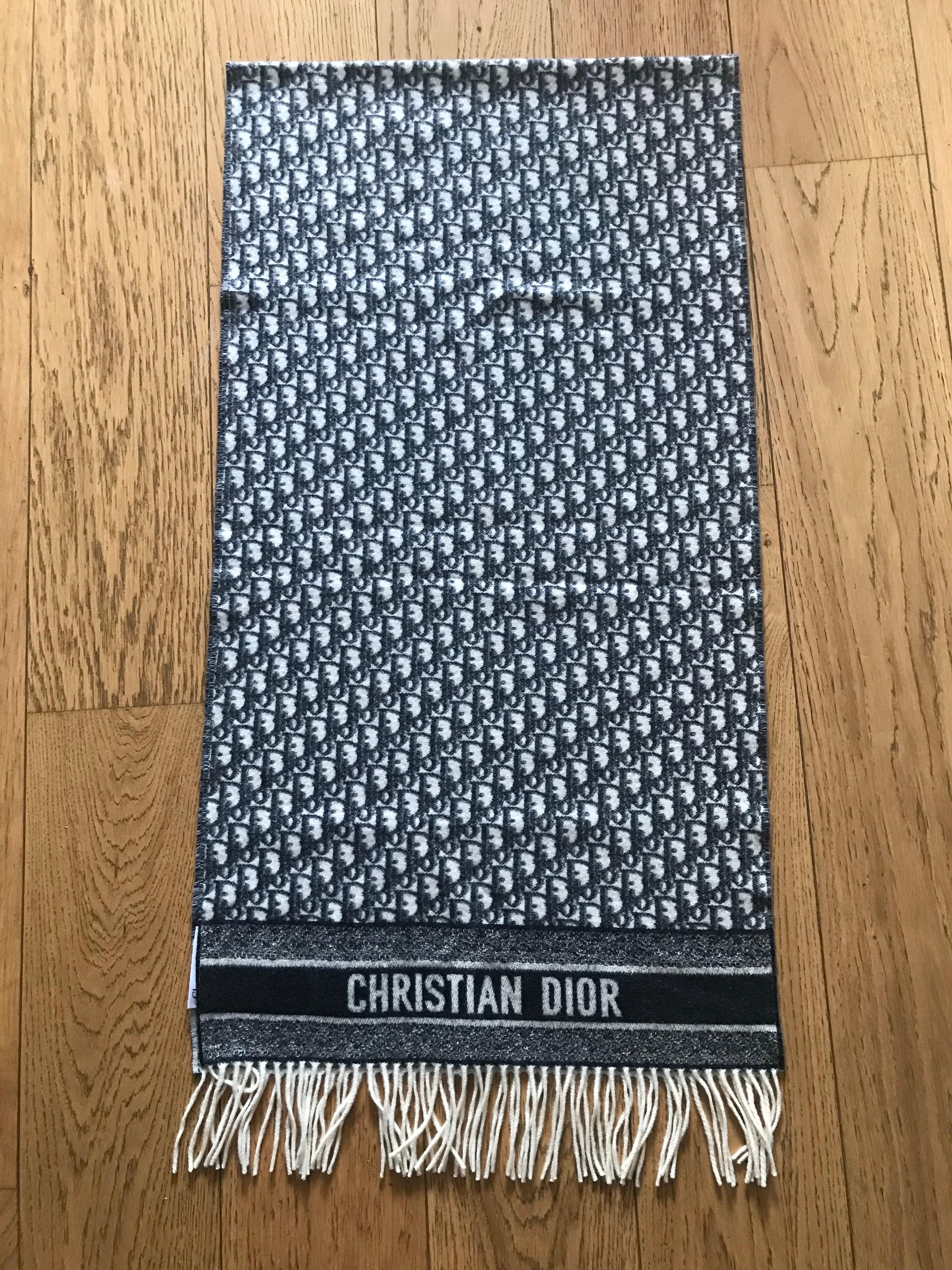 Magnifique écharpe dior monogramme oblique étole en cachemire. Comme neuf  . 185x48.