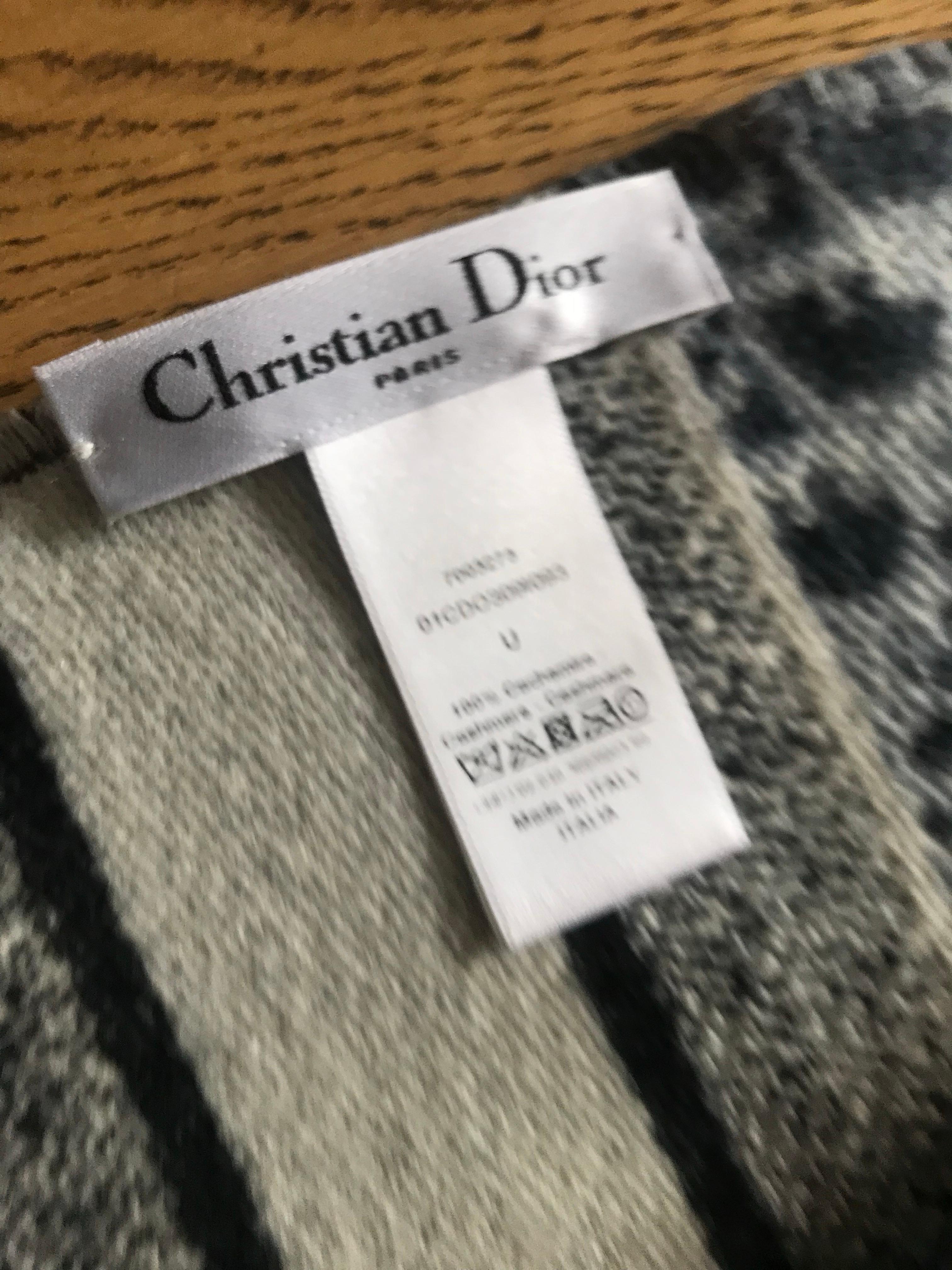 Violet CHRISTIAN DIOR. Écharpe en cachemire avec monogramme oblique en vente