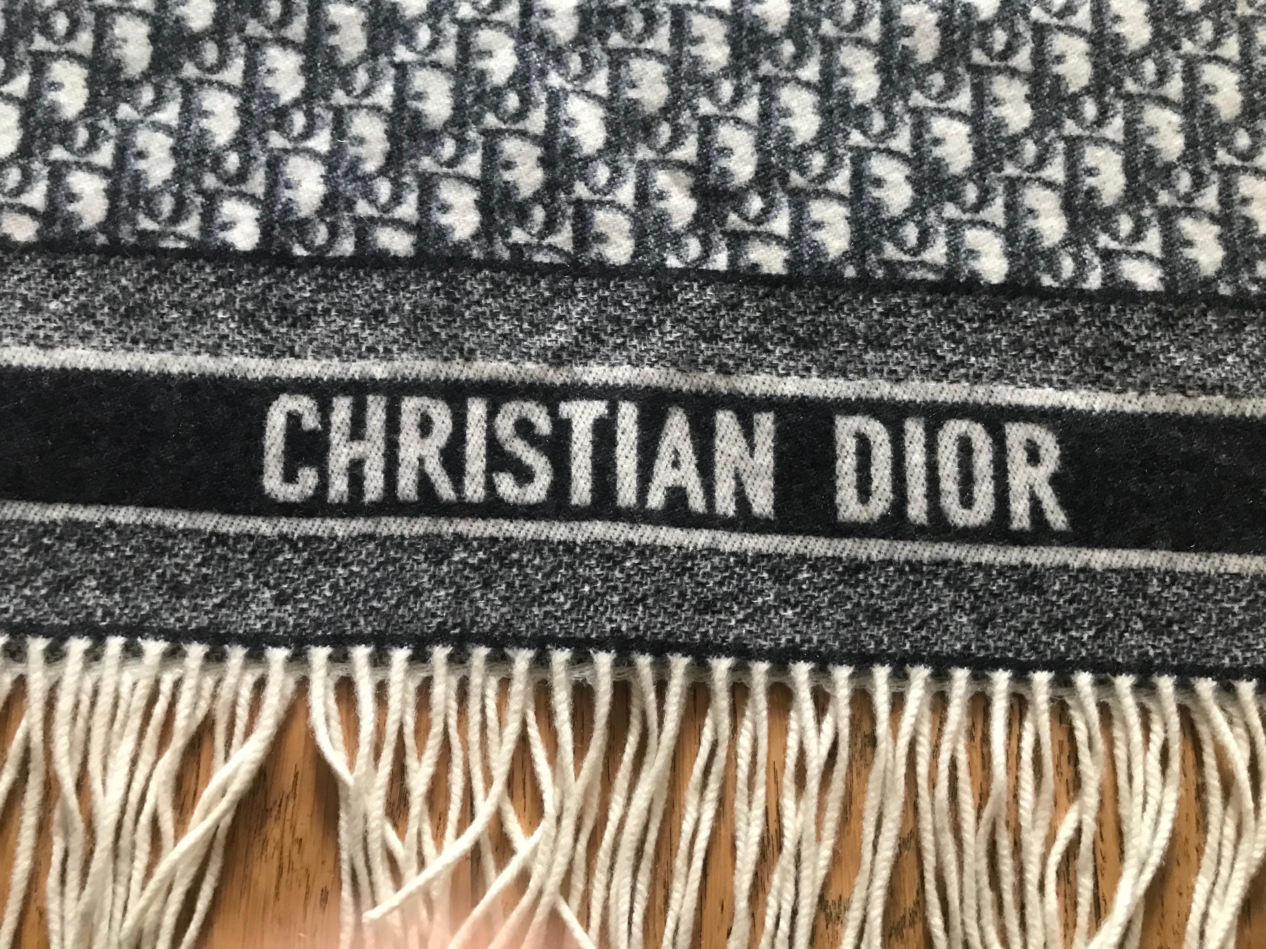 CHRISTIAN DIOR. Écharpe en cachemire avec monogramme oblique Excellent état - En vente à CACHAN, FR