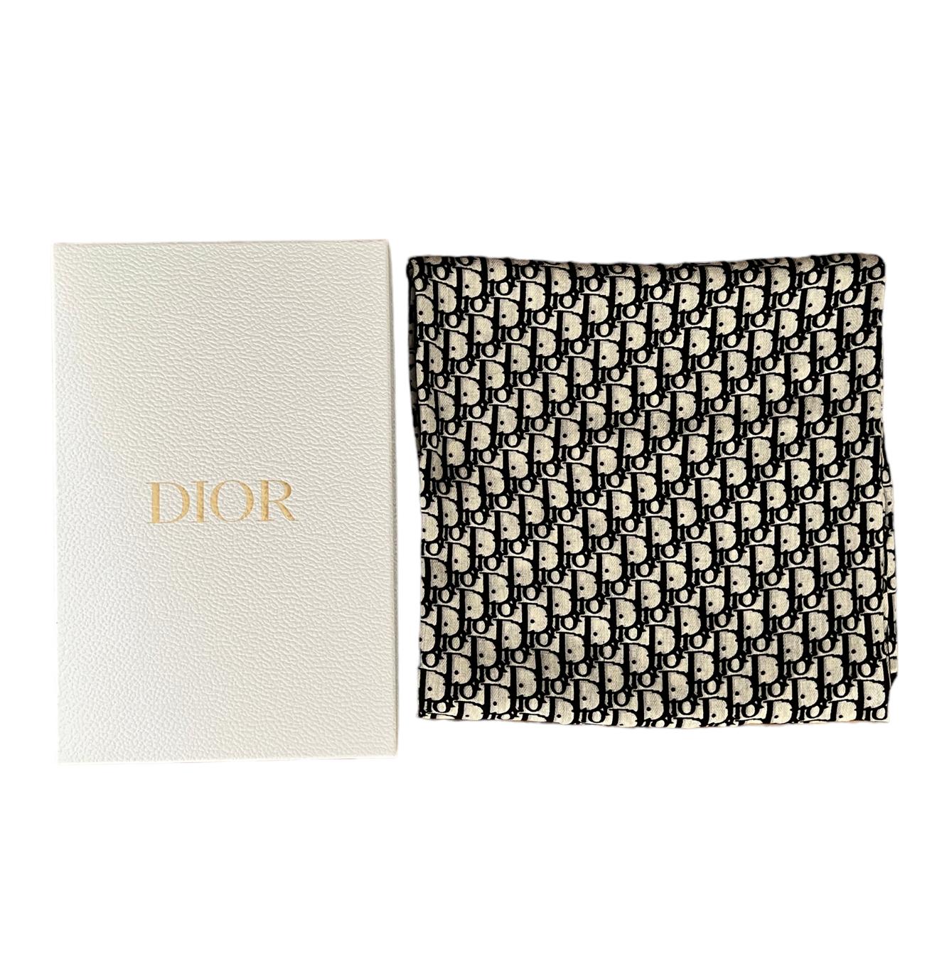 - Featuring Dior logo pattern
- Mix of cashmere and silk
- Comes with the original box
- Made in France 
- Perfect condition