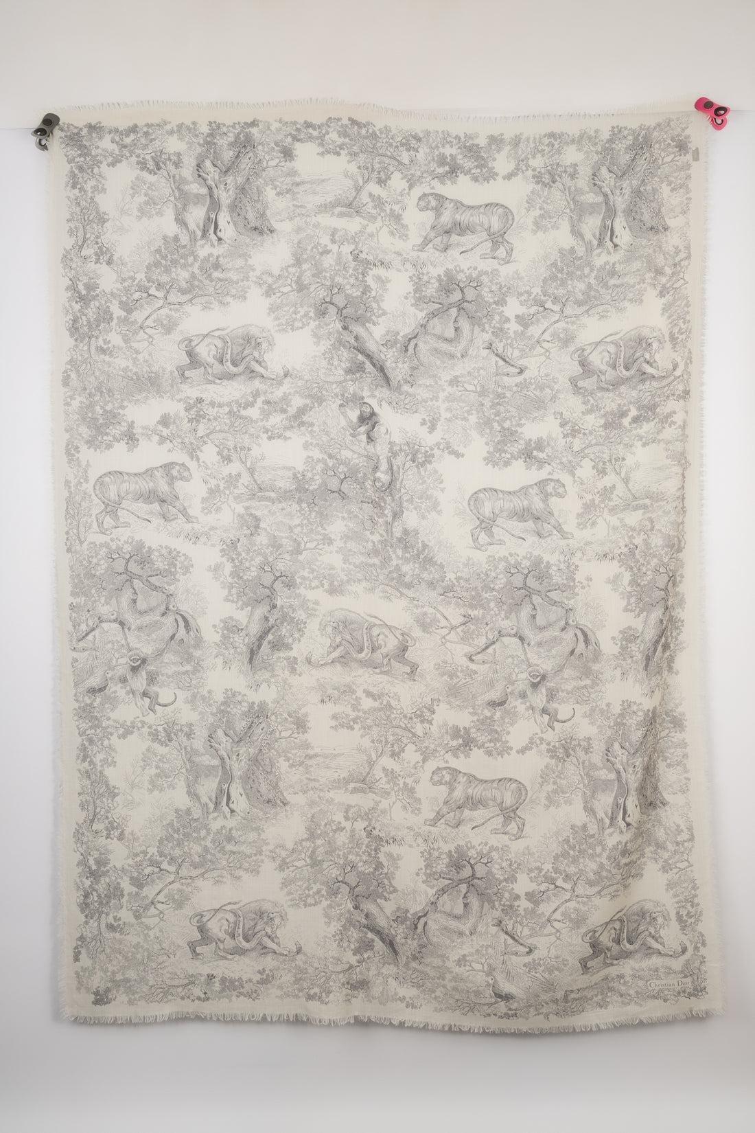 DIOR - Cashmere stole.

Additional information:
Condition: Very good condition
Dimensions: 130 cm x 180 cm

Seller Reference: FFD2
