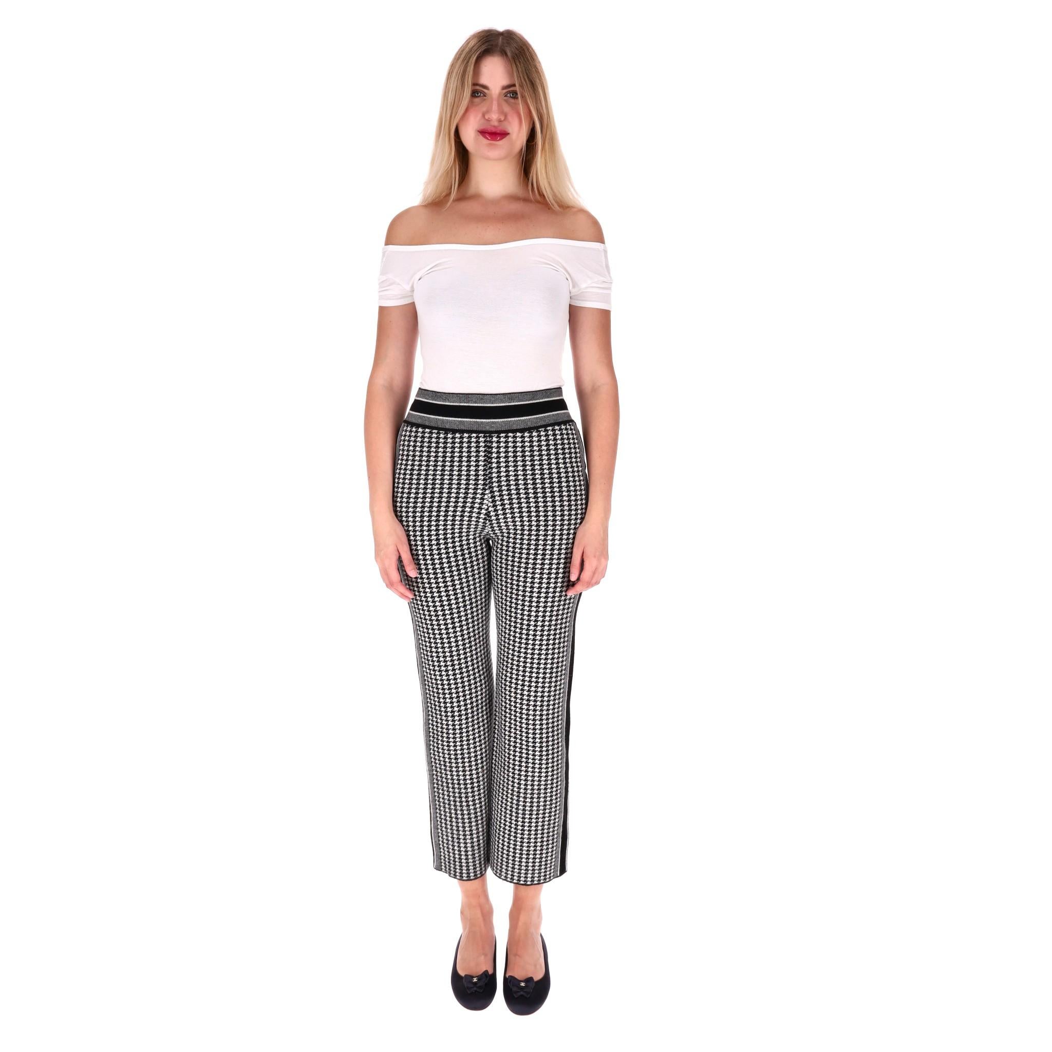 Christian Dior Cashmere & Wool Houndstooth Trousers With Logo Waistband

Black and white trousers crafted from cashmere and wool blend with houndstooth pattern.

Featuring elasticated waist band with 'Christian Dior' embroidery.

Featuring pull-on