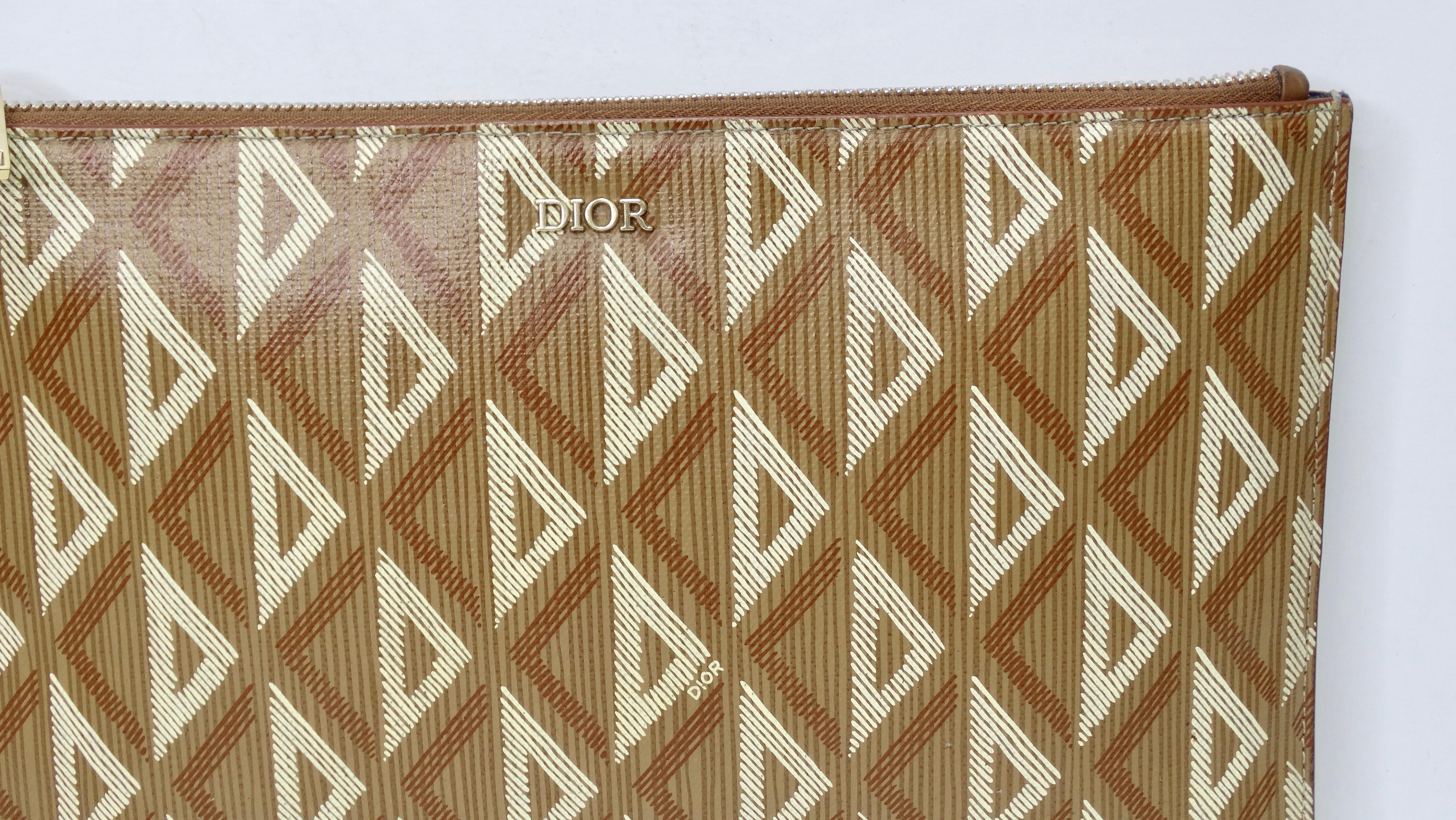 Get yourself a piece of this iconic Dior today! Featured in a beige and brown, this pouch is a known as a house staple, crafted in natural CD Diamond canvas inspired by the archives. Marc Bohan's 1974 graphic CD Diamond design revisits the 'CD'
