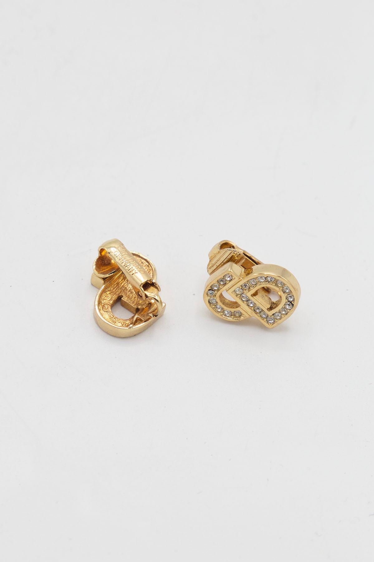 Rare pair of elegant EAR CLIPS drawing the iconic Maison DIOR Monogram (CD) - VINTAGE model from the 1980 collection. Ultra refined, dress a result of OXIDE ZIRCONIUM and divinely symbolizes French elegance.
The 